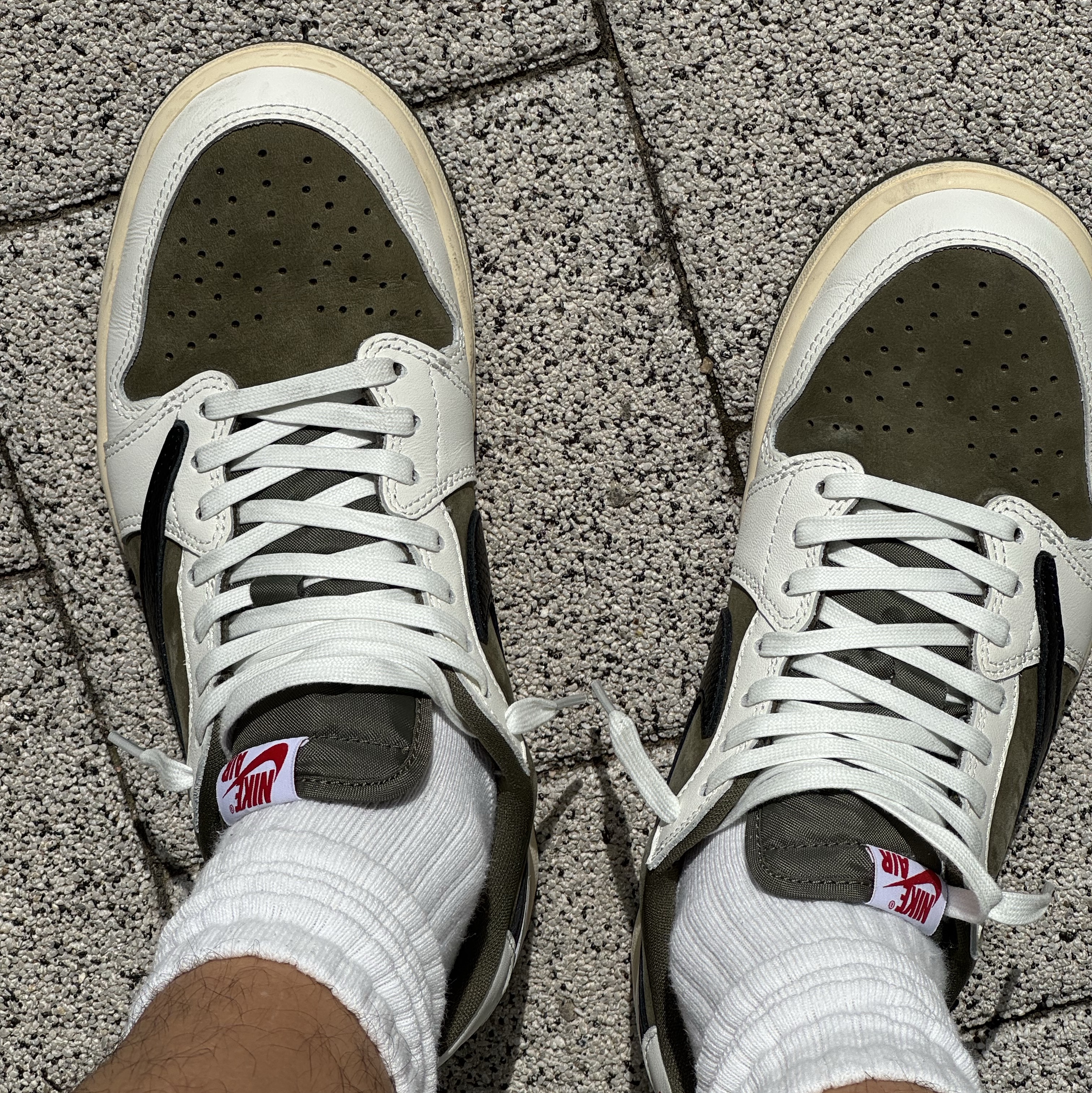 Jordan 1 x Travis Scott Retro Low OG SP Reverse Olive 착용 스타일