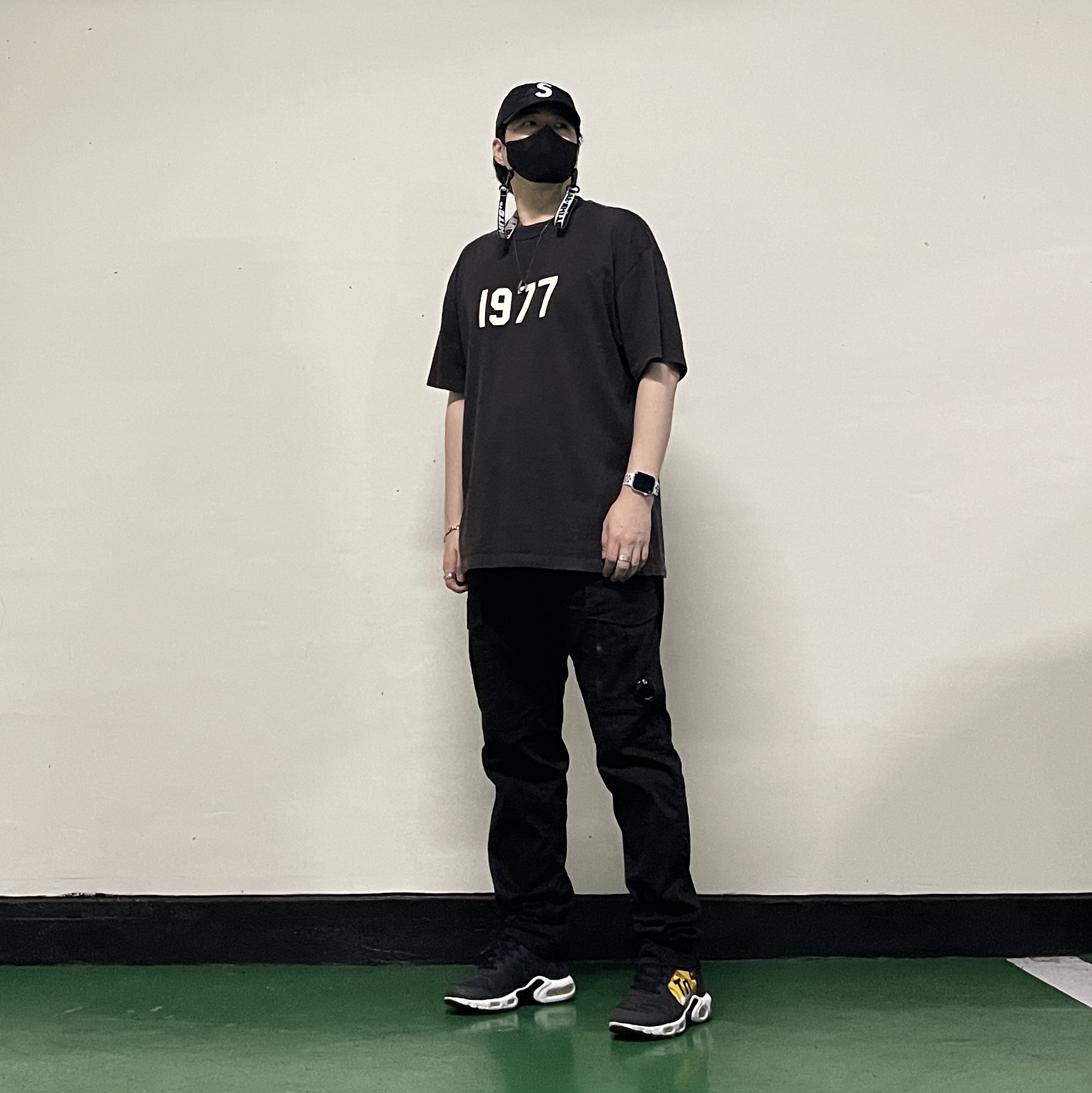 C.P. Company Stretch Sateen Cargo Pants Black - 23SS, Essentials 1977 T-Shirt Iron - 22SS 착용 스타일 - 3
