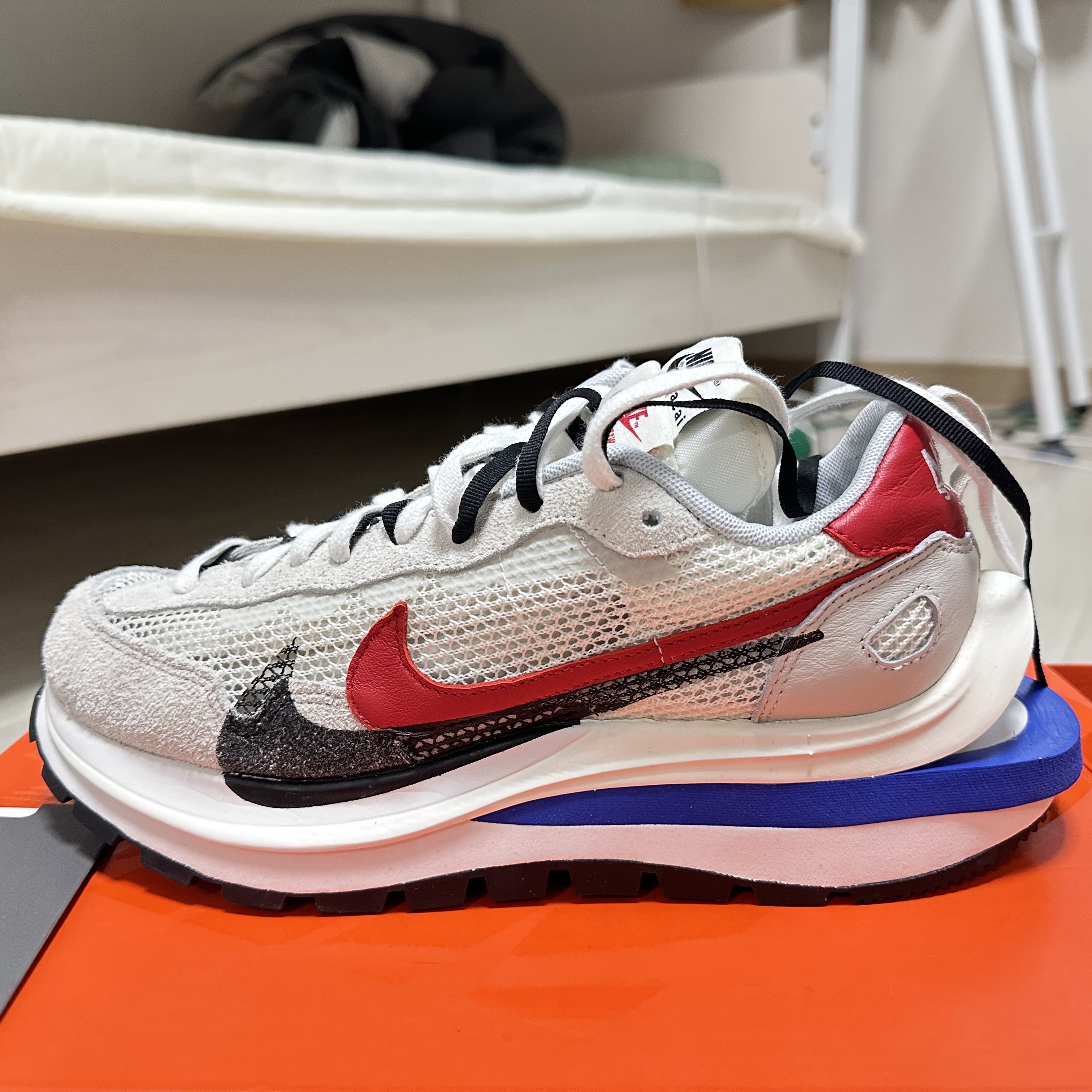 Nike x Sacai VaporWaffle Royal Fuchsia 착용 스타일 - 4