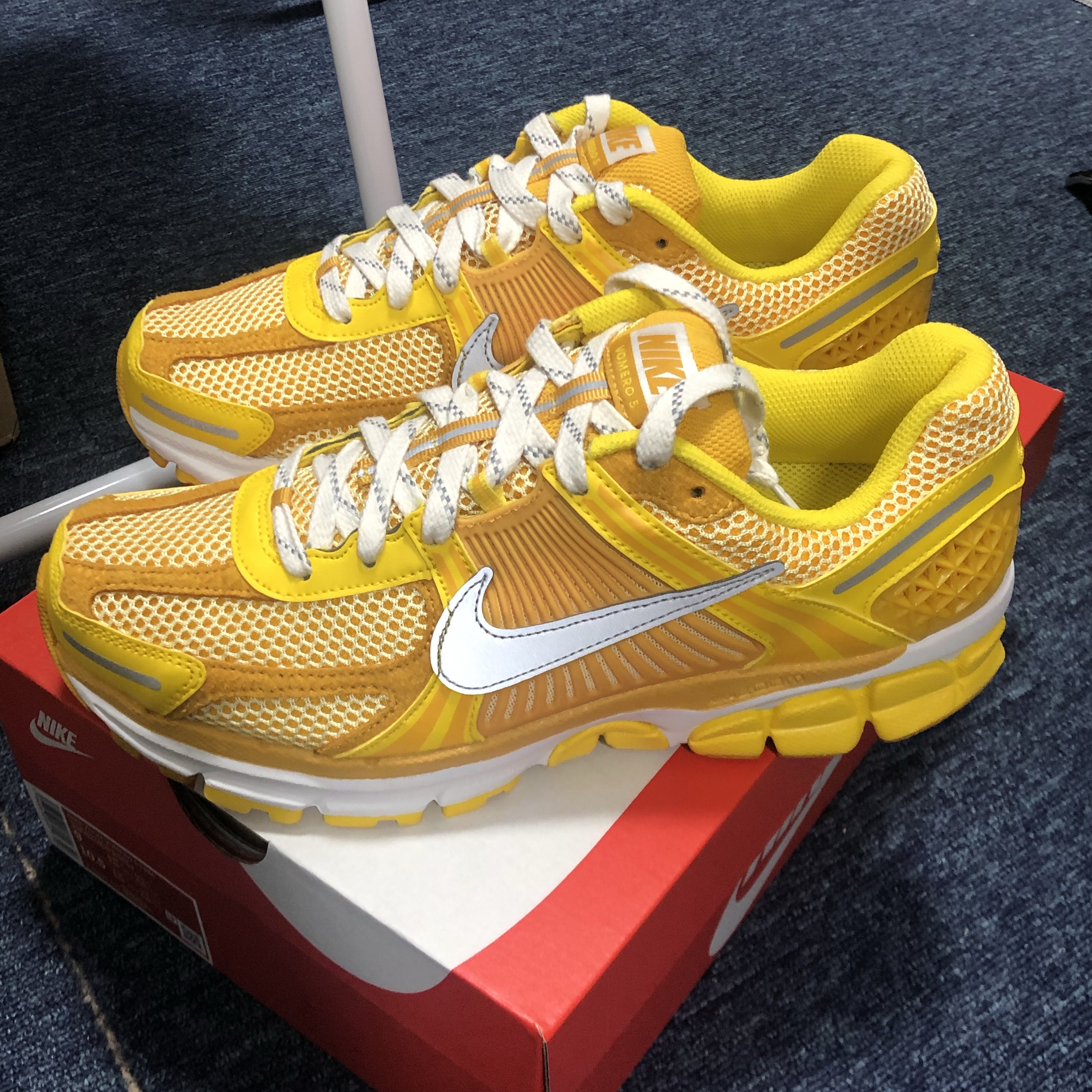 Nike Zoom Vomero 5 Yellow Ochre 착용 스타일