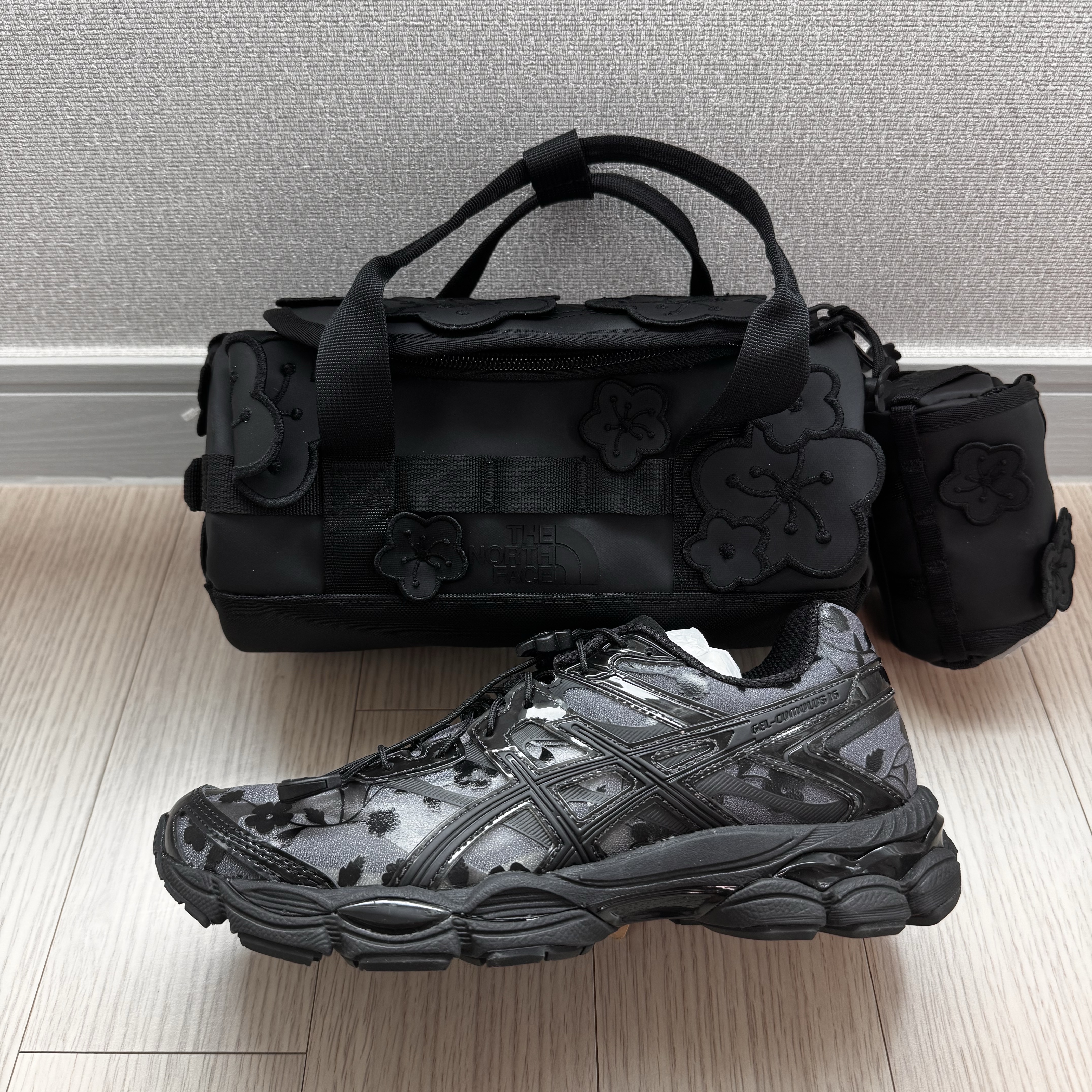 Asics x Cecilie Bahnsen Gel-Cumulus 16 Black, The North Face x Cecilie Bahnsen Base Camp Clutch Black 착용 스타일