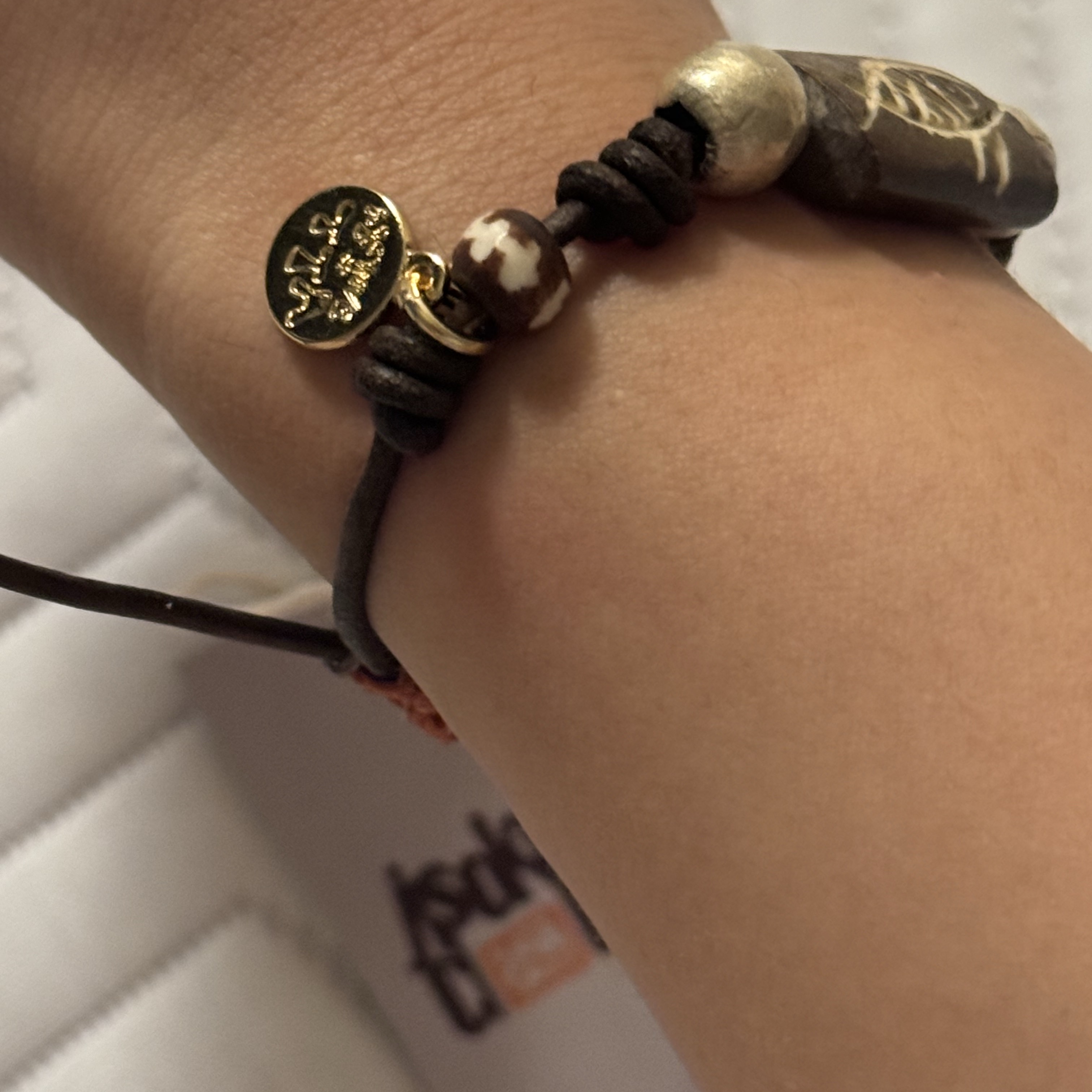 jisokuryClub x towtow.archive - Fish Carving Bracelet Brown 착용 스타일