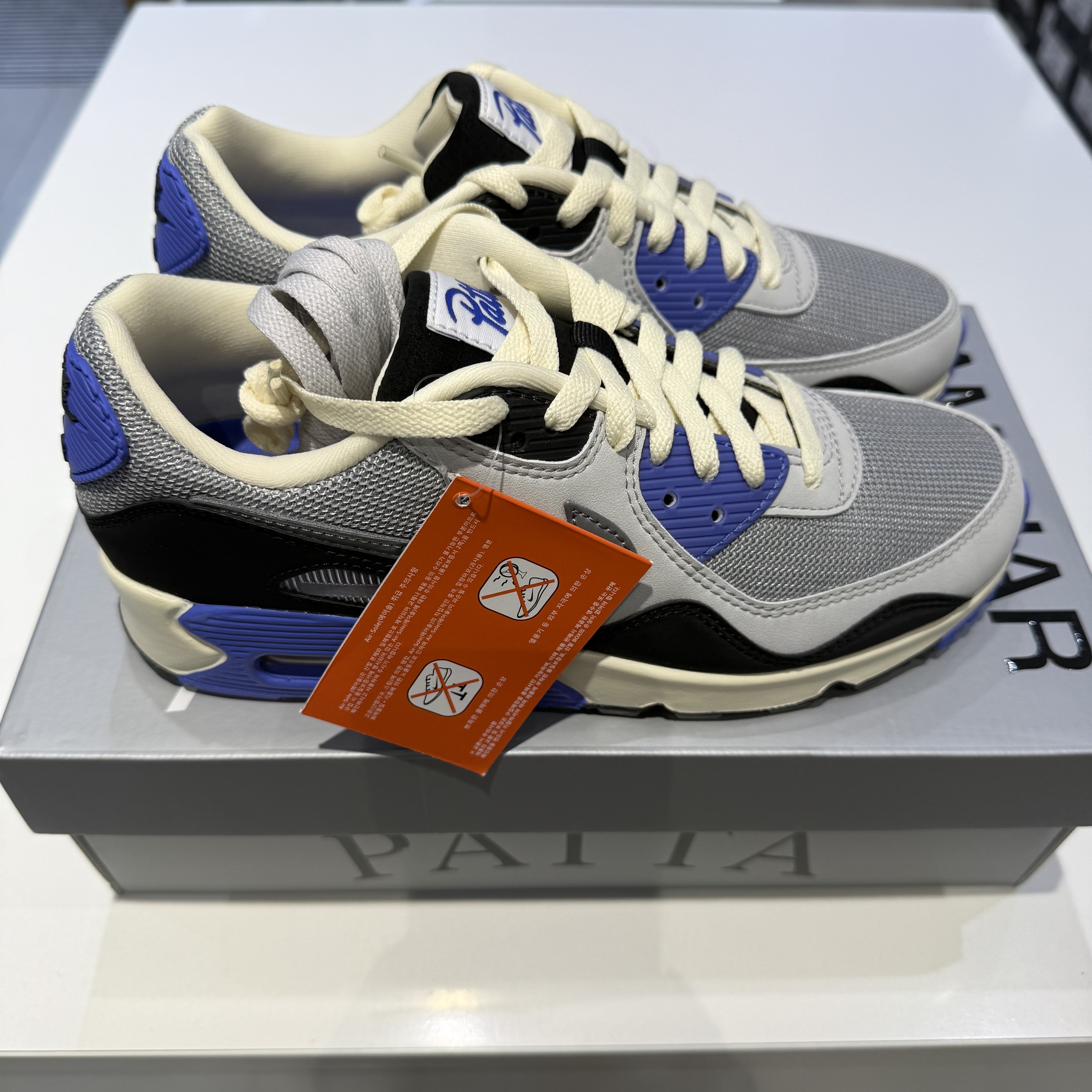 Nike x Patta Air Max 90 Sapphire and Particle Grey 착용 스타일 - 4