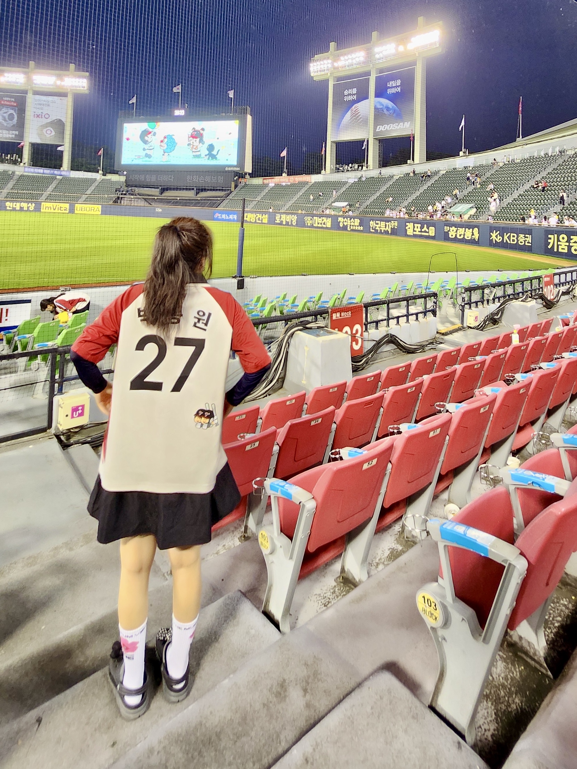 BDNS x LG TWINS Seoul S/S Jersey Red (Non Marking Ver.), Crocs Classic Clog Black 착용 스타일 - 4