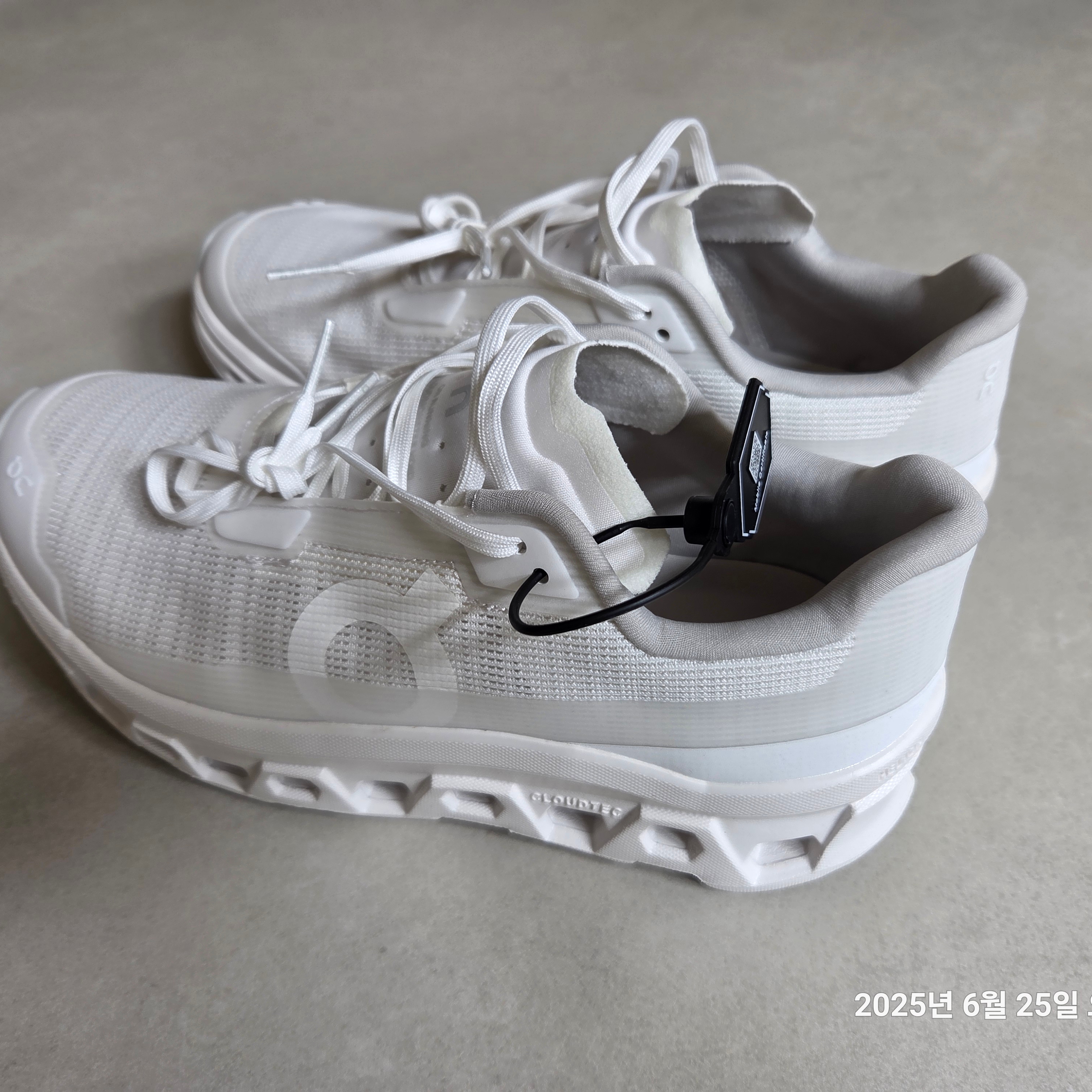 On Running Cloudmonster Void White 착용 스타일 - 1