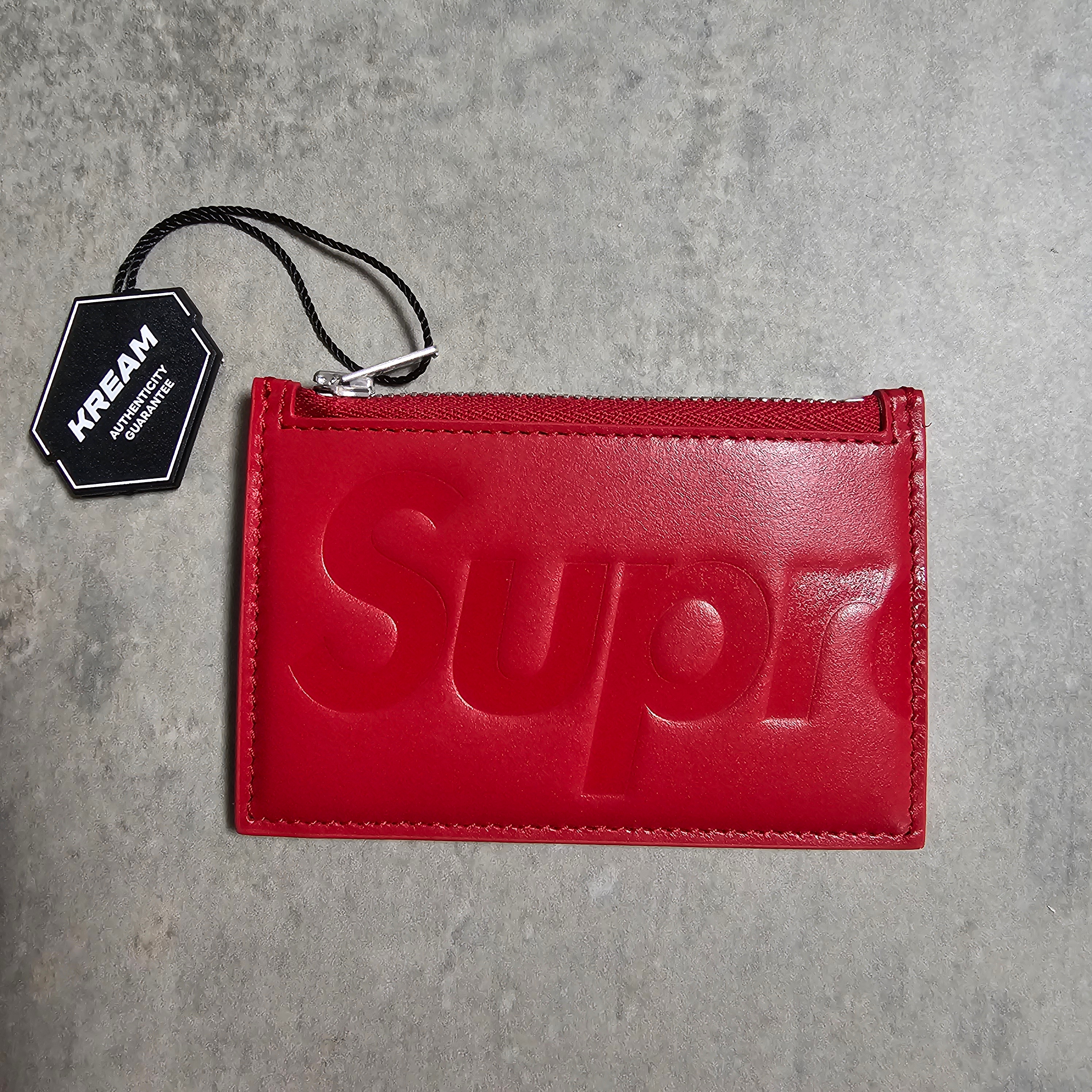 Supreme Leather Zip Card Holder Red 착용 스타일 - 1