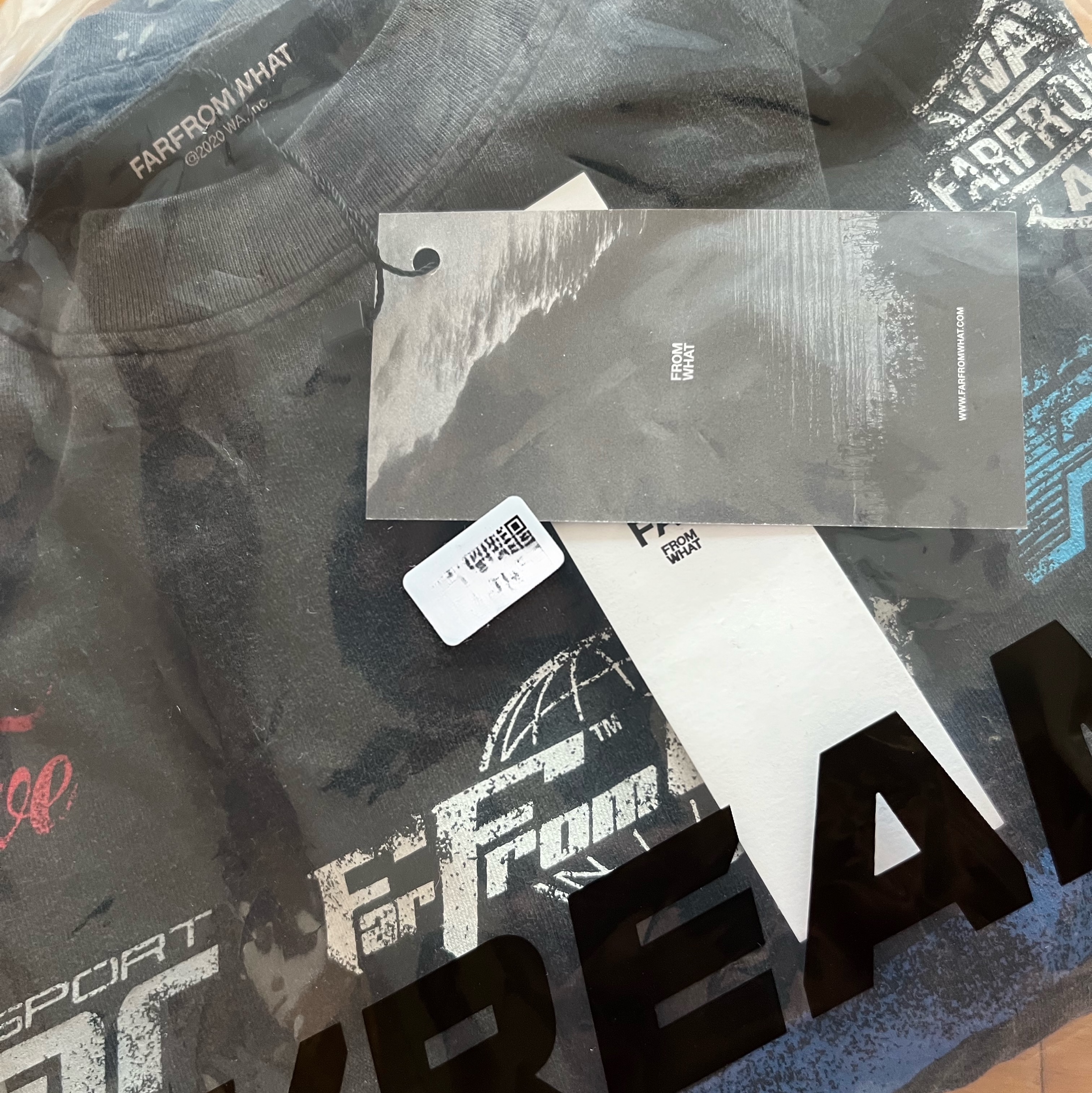 Farfromwhat Far Washed Sponsor Logo T-Shirt Black 착용 스타일