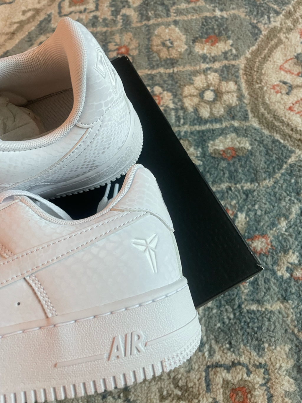 Nike x Kobe Bryant Air Force 1 Low Triple White 착용 스타일 - 2