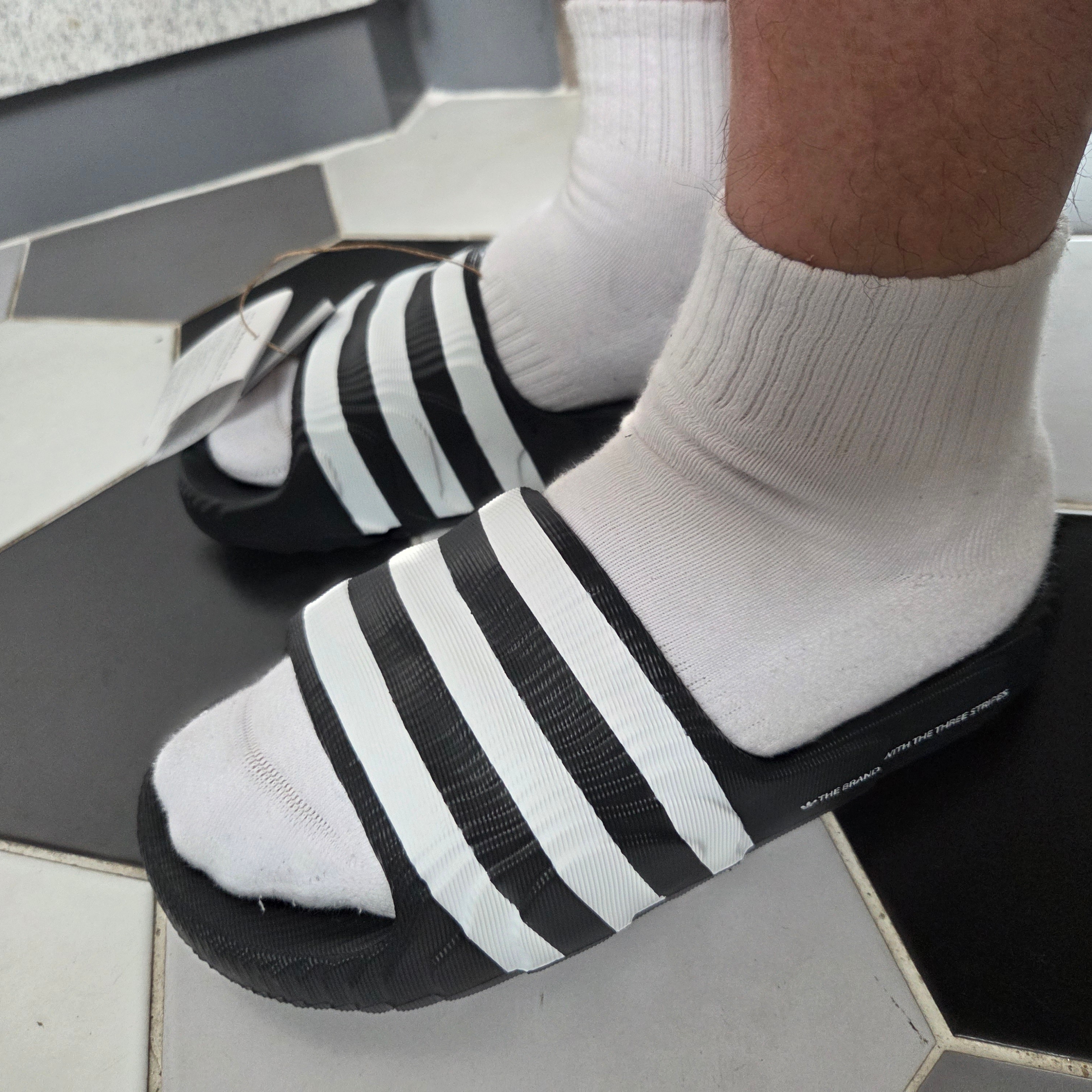 Adidas Adilette 22 Core Black Cloud White 착용 스타일 - 1