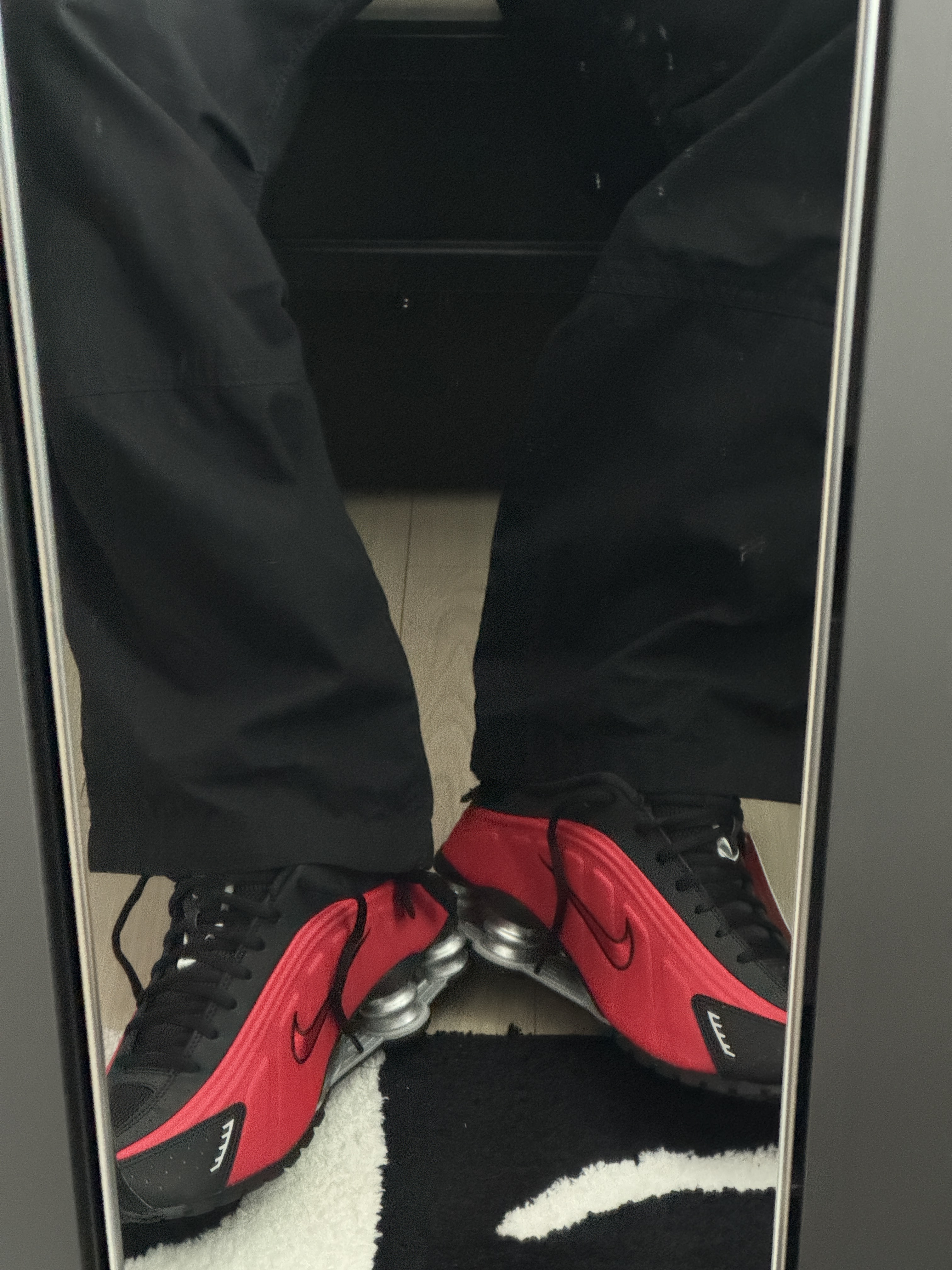 Nike Shox R4 University Red Black 착용 스타일 - 2