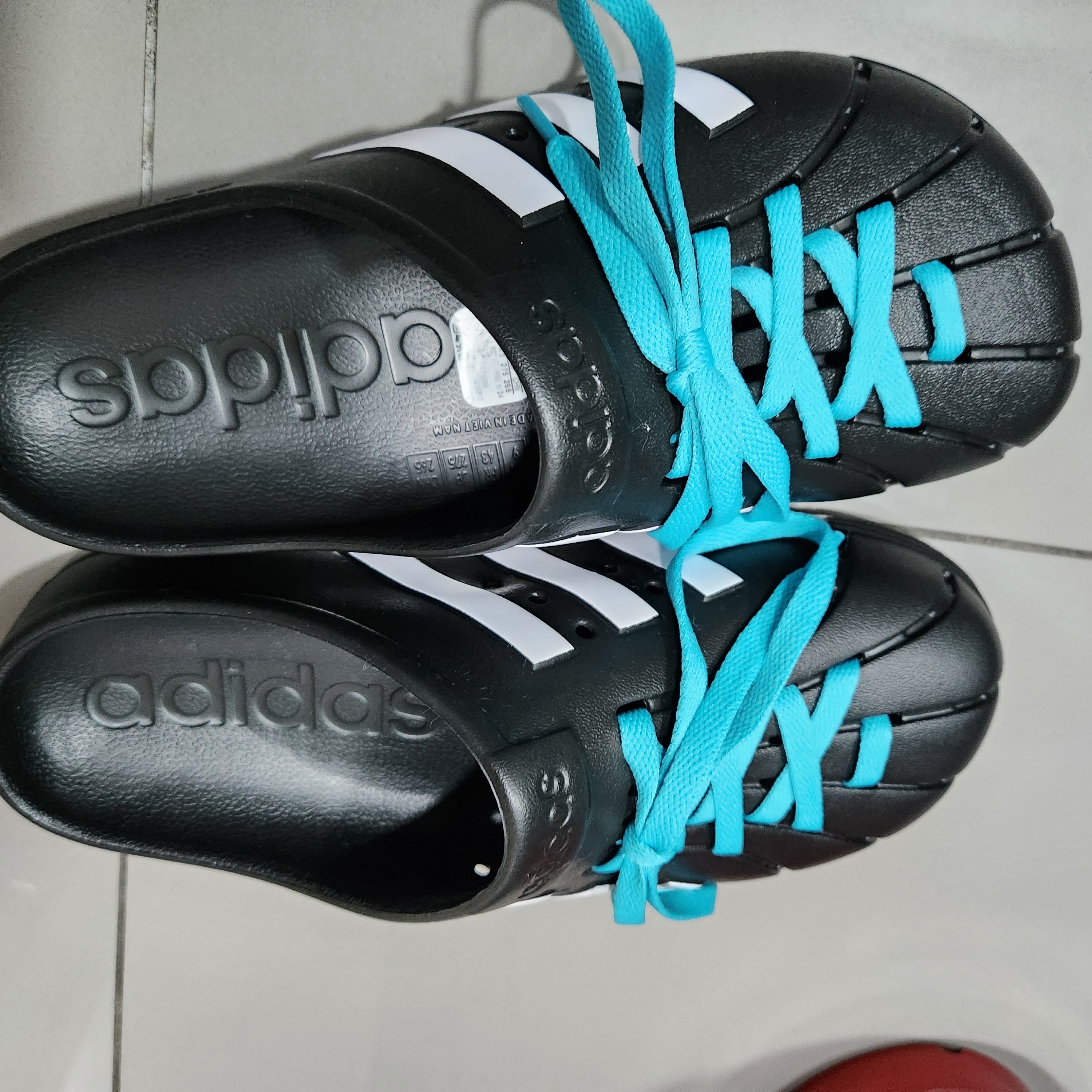 Adidas Adilette Clog Black White, Stussy Basic Stussy T-Shirt Black 2024, 2025 착용 스타일 - 4