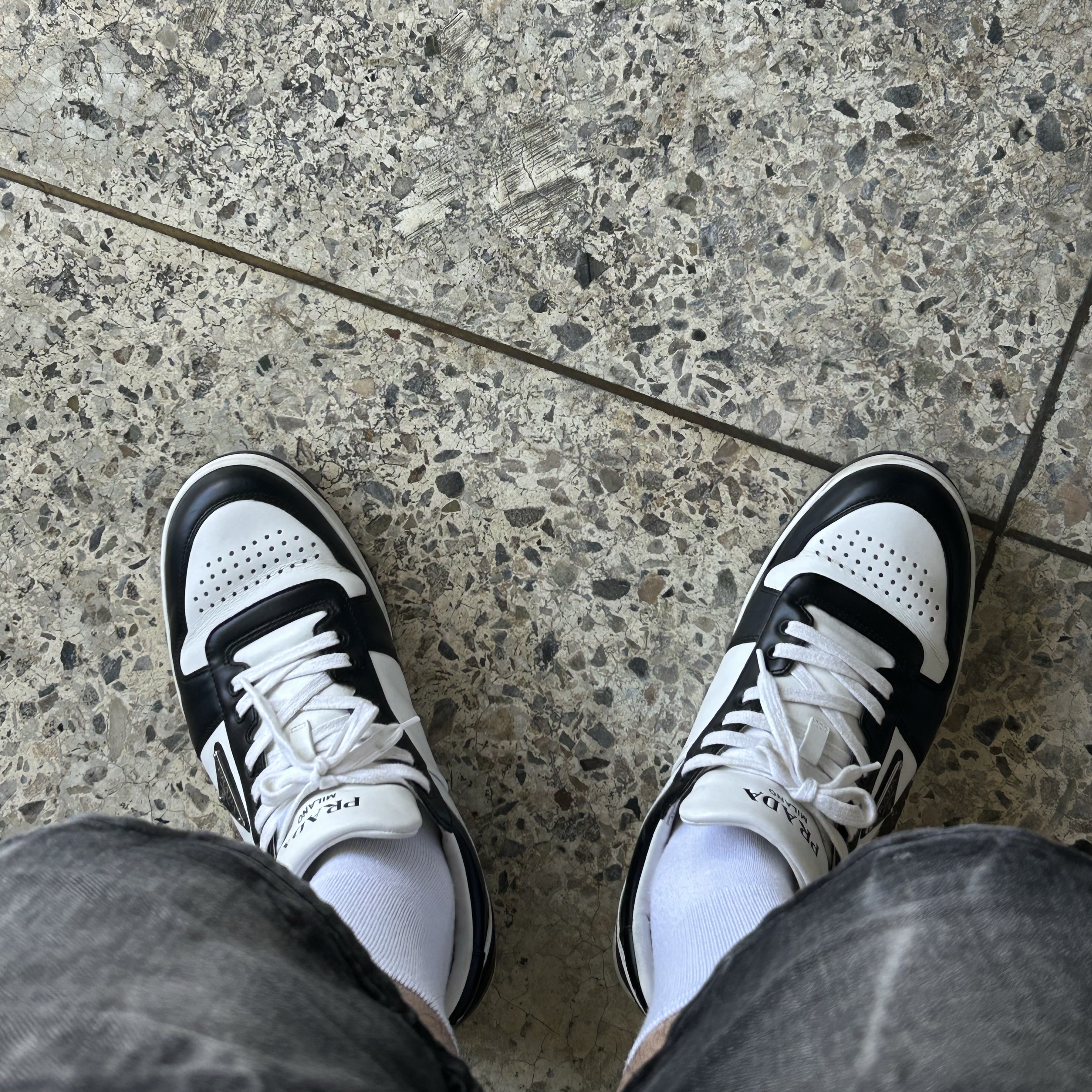 Prada Downtown Leather Sneakers White Black, Solid Homme Pegasus Graphic T-Shirt Black - 24SS 착용 스타일 - 1