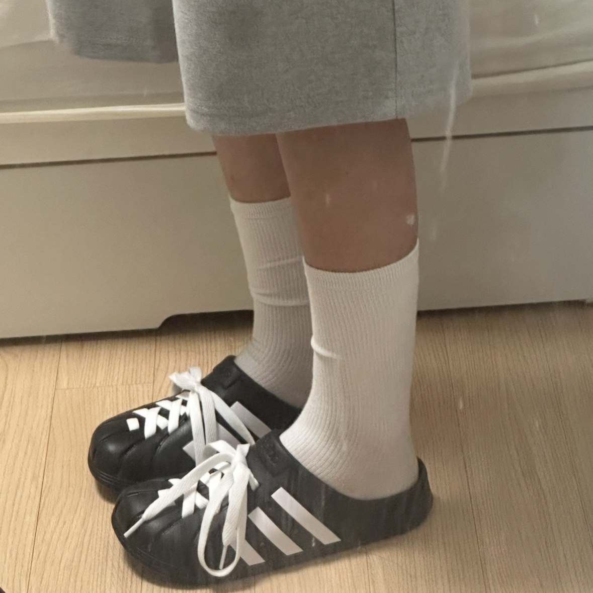 Adidas Adilette Clog Black White 착용 스타일 - 2