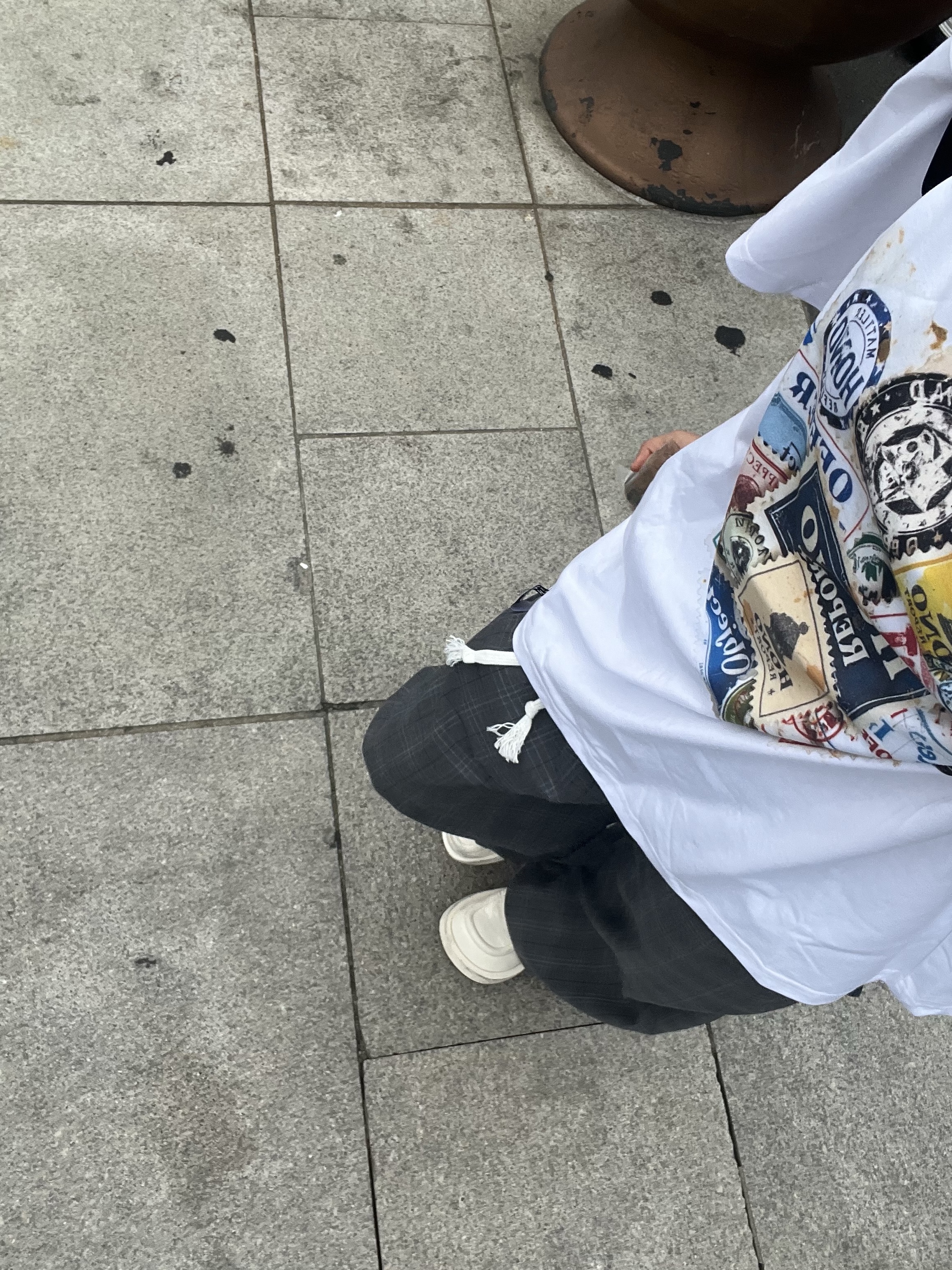 Hono Report Stamp T-Shirt White, Hono Report Easy Big Rope Pants Gray Check 착용 스타일 - 2