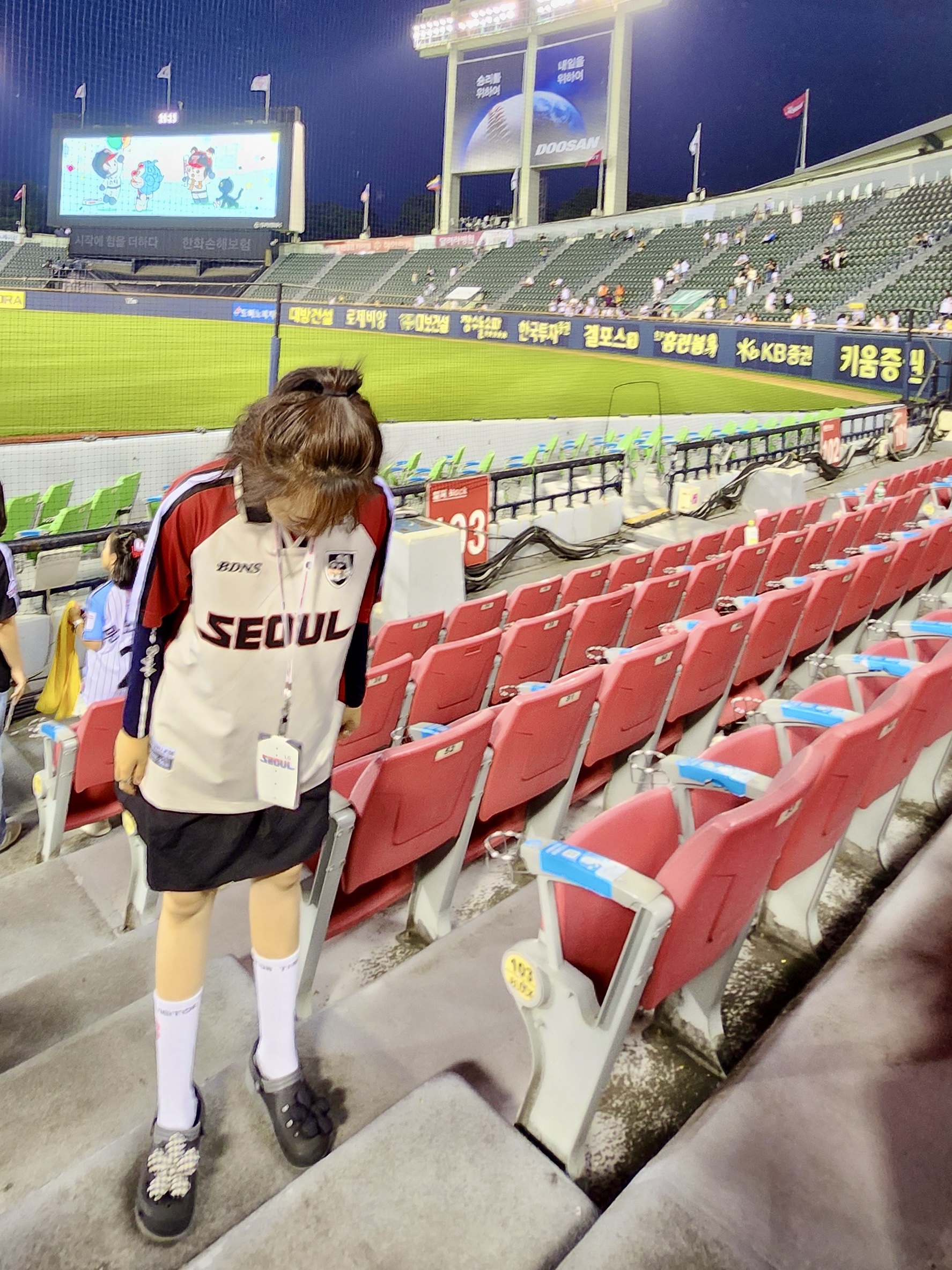 BDNS x LG TWINS Seoul S/S Jersey Red (Non Marking Ver.), Crocs Classic Clog Black 착용 스타일 - 3