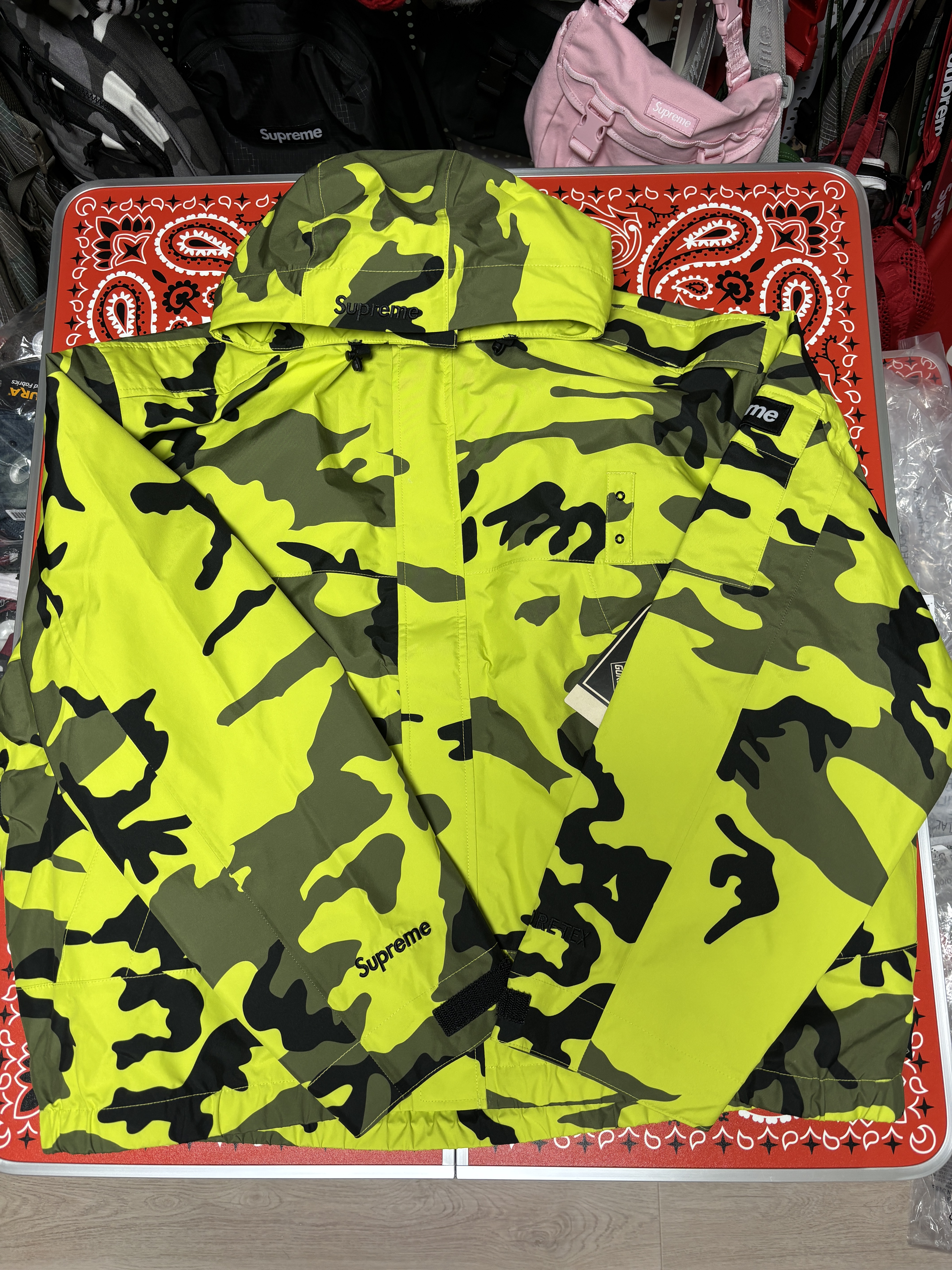 Supreme 2-in-1 Gore-Tex Shell + Quilted Liner Vest Fluorescent Camo - 25SS, Supreme 2-in-1 Gore-Tex Shell + Quilted Liner Vest Black - 25SS 착용 스타일 - 4