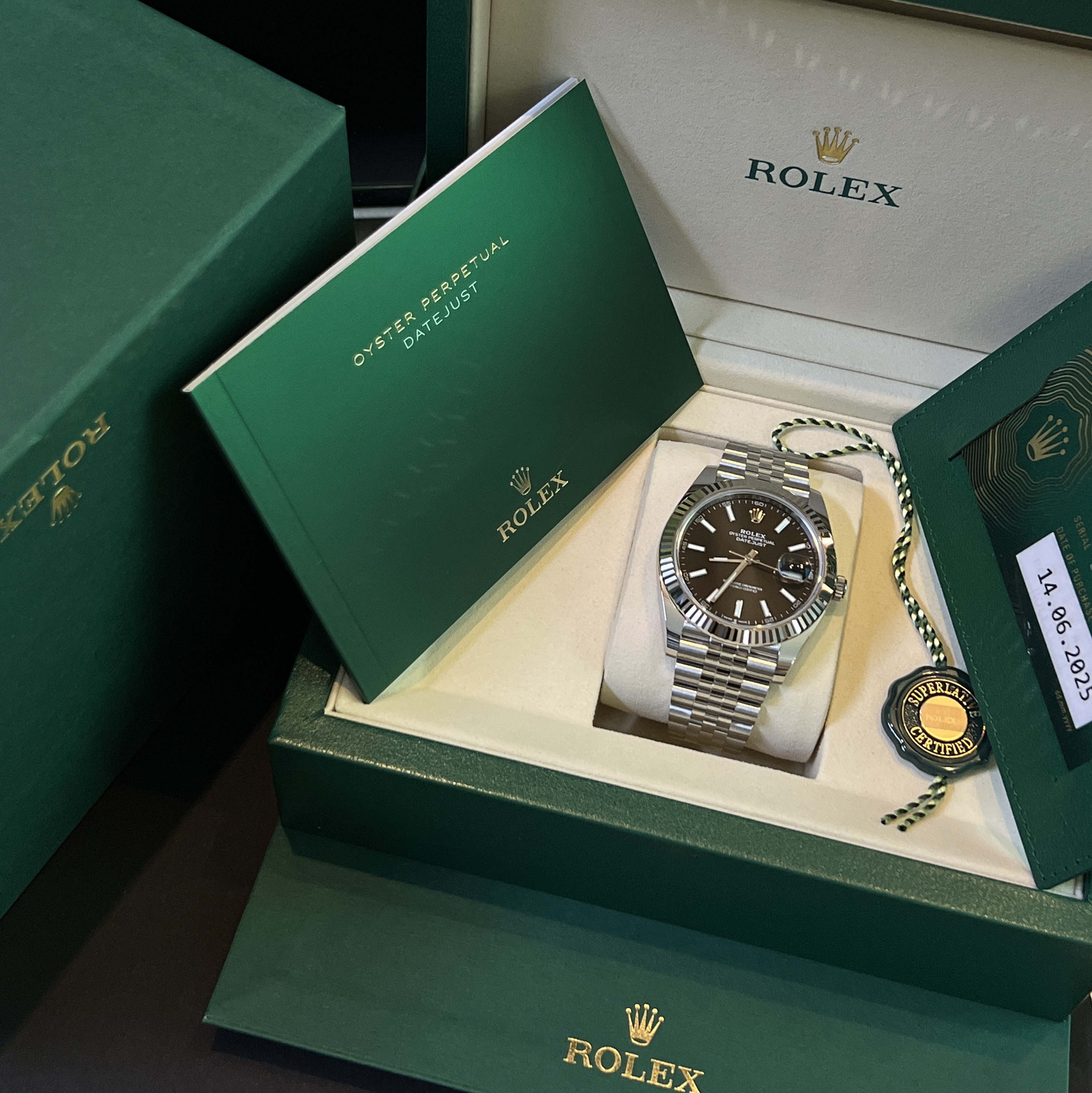 Rolex Datejust 41mm 126334 Bright Black Jubilee 착용 스타일