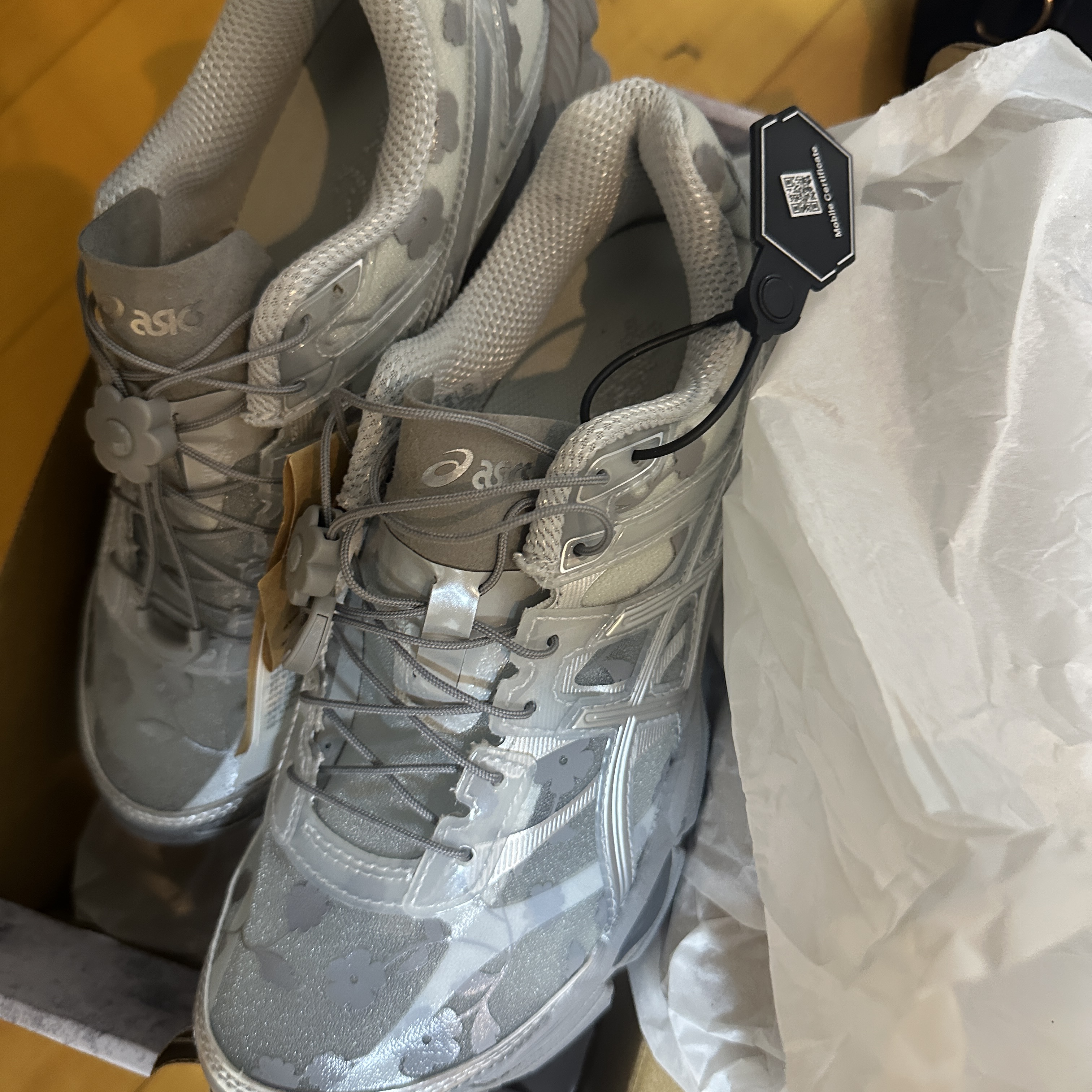 Asics x Cecilie Bahnsen Gel-Cumulus 16 Gray 착용 스타일