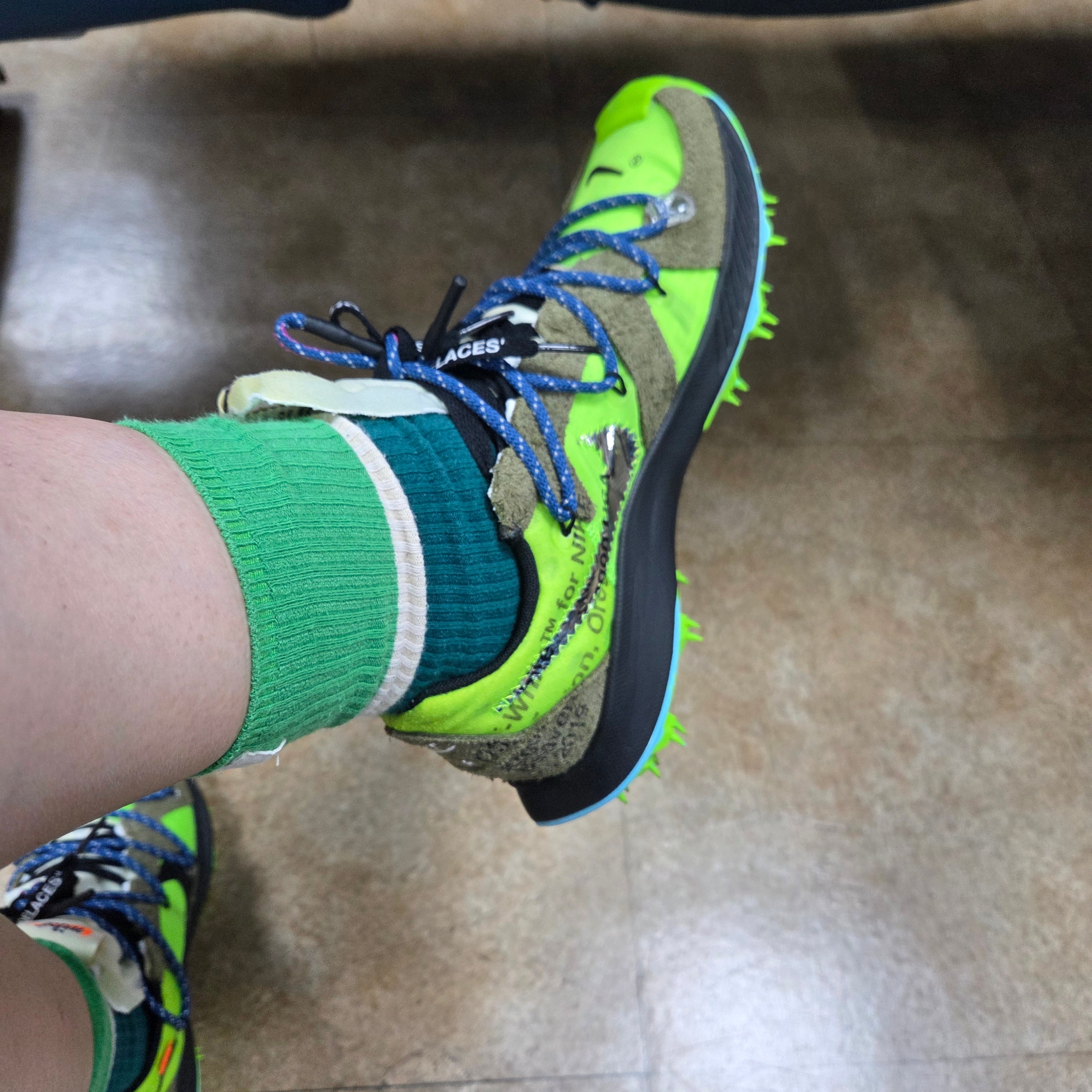 (W) Nike x Off-White Zoom Terra Kiger 5 Electric Green 착용 스타일 - 1