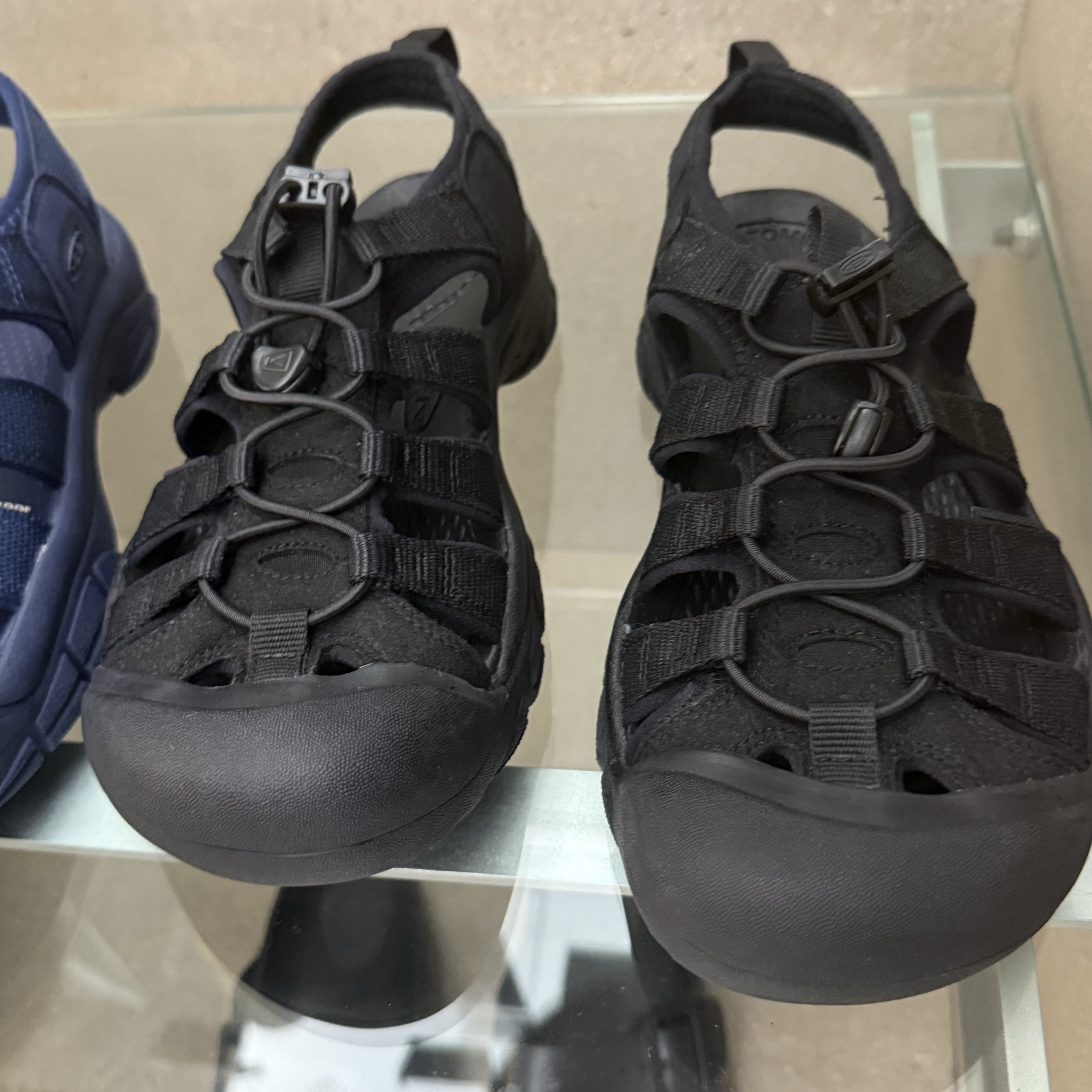 (W) Keen Newport H2 Triple Black 착용 스타일