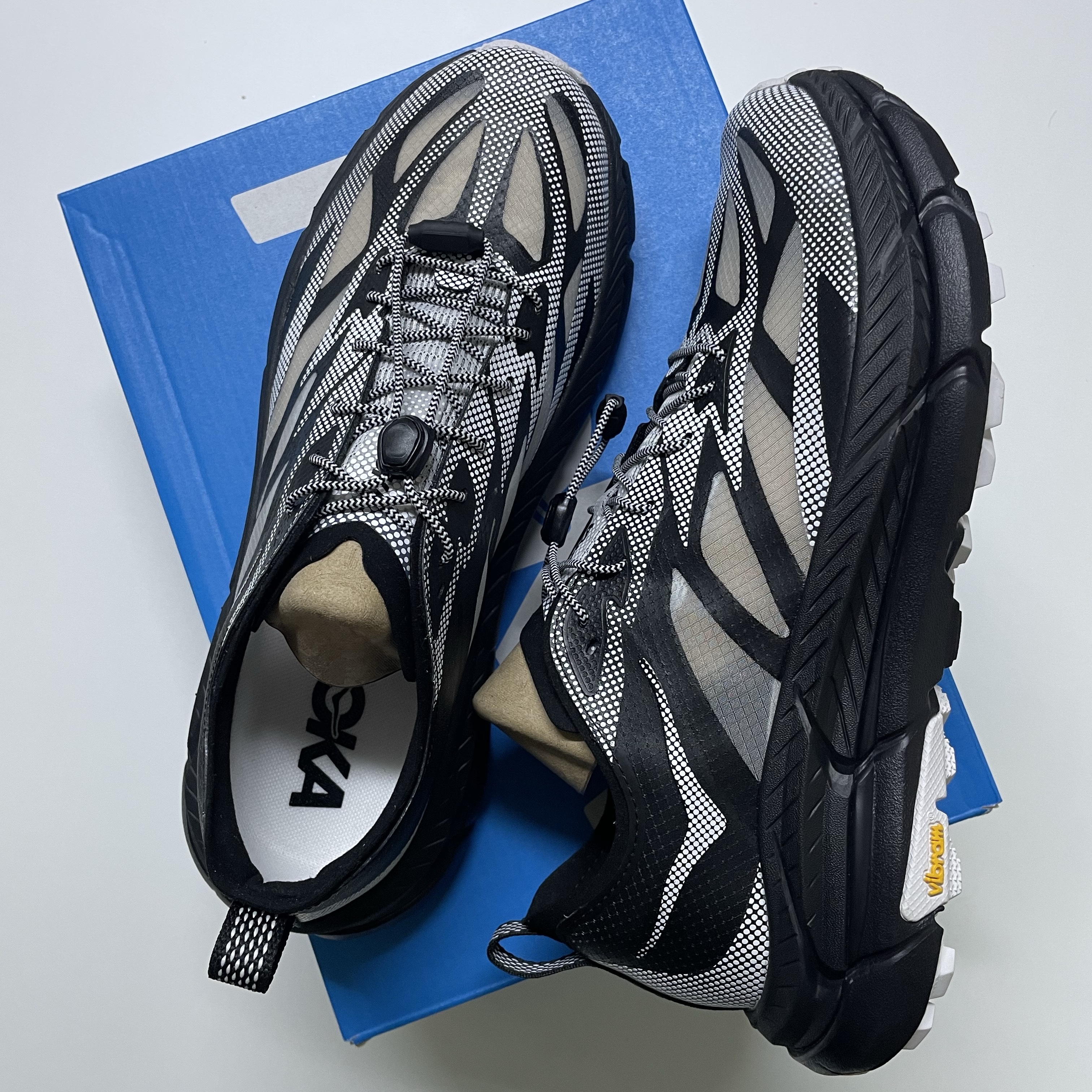 Hoka Mafate Speed 4 Lite TS Black White 착용 스타일 - 2
