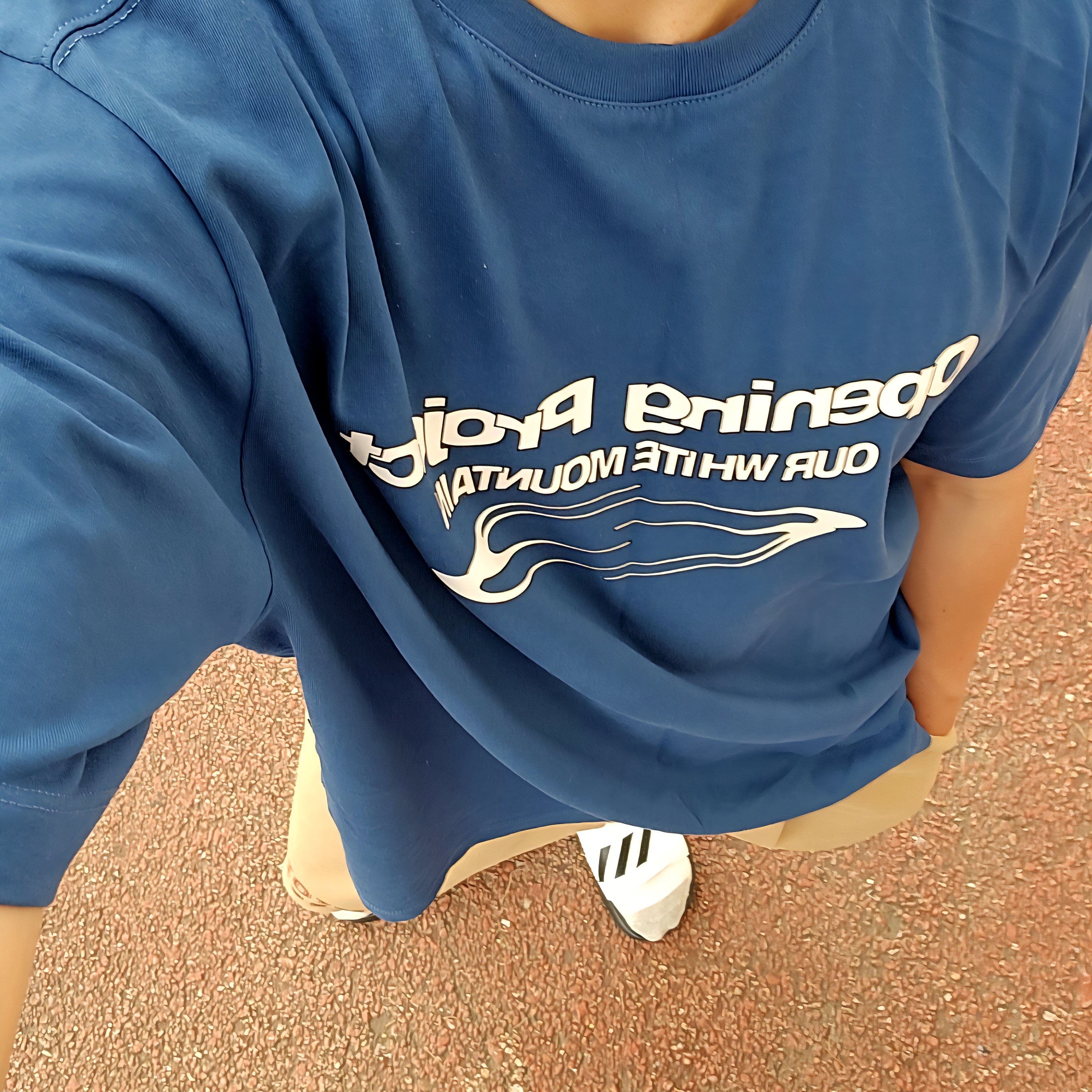Adidas Alphabounce Slide White Core Black, Opening Project Identity T-Shirt Blue 착용 스타일 - 1