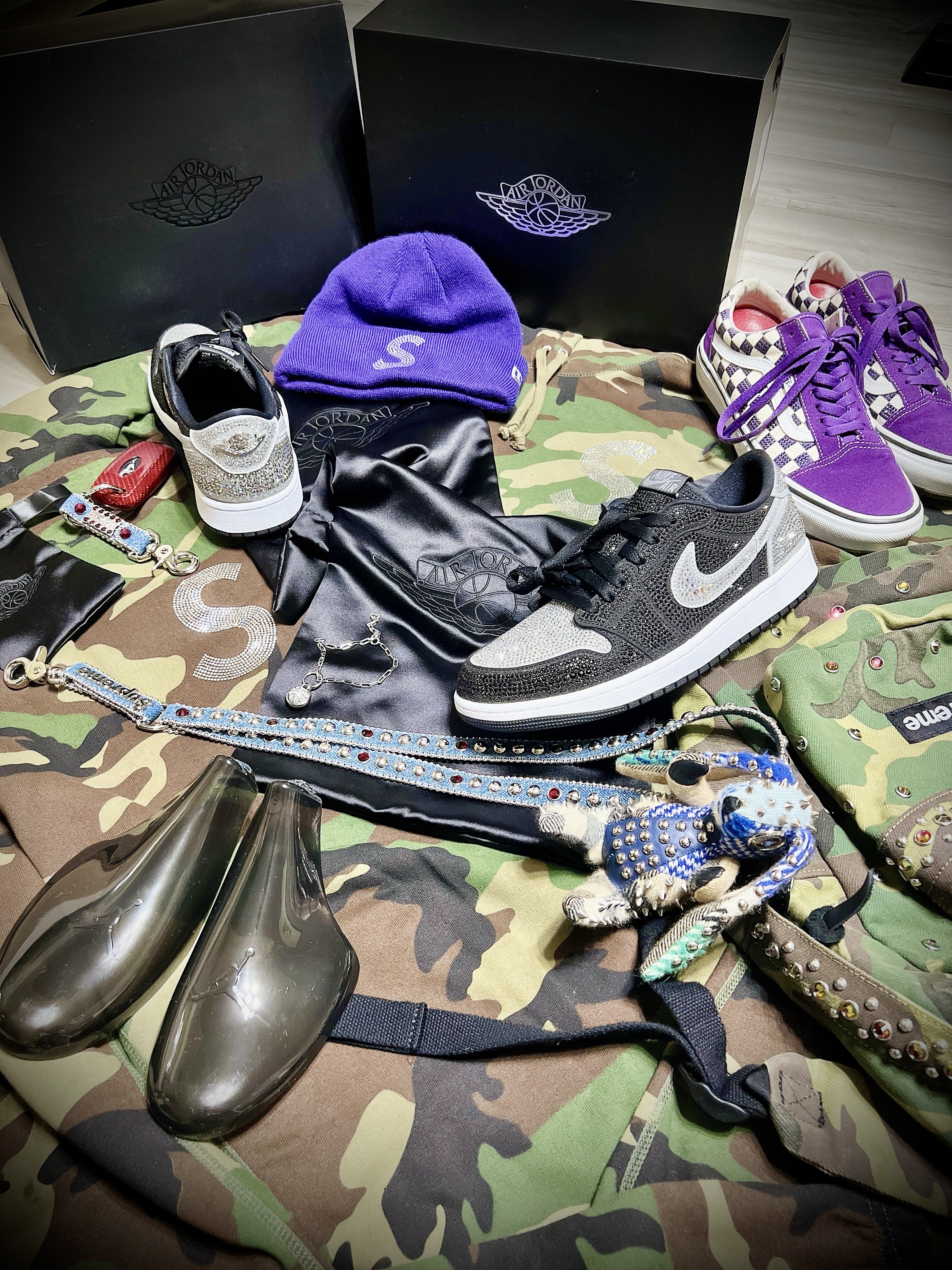 (W) Jordan 1 x Swarovski Low OG Crystal, Supreme New Era Swarovski S Logo Beanie Purple - 21SS 착용 스타일 - 1