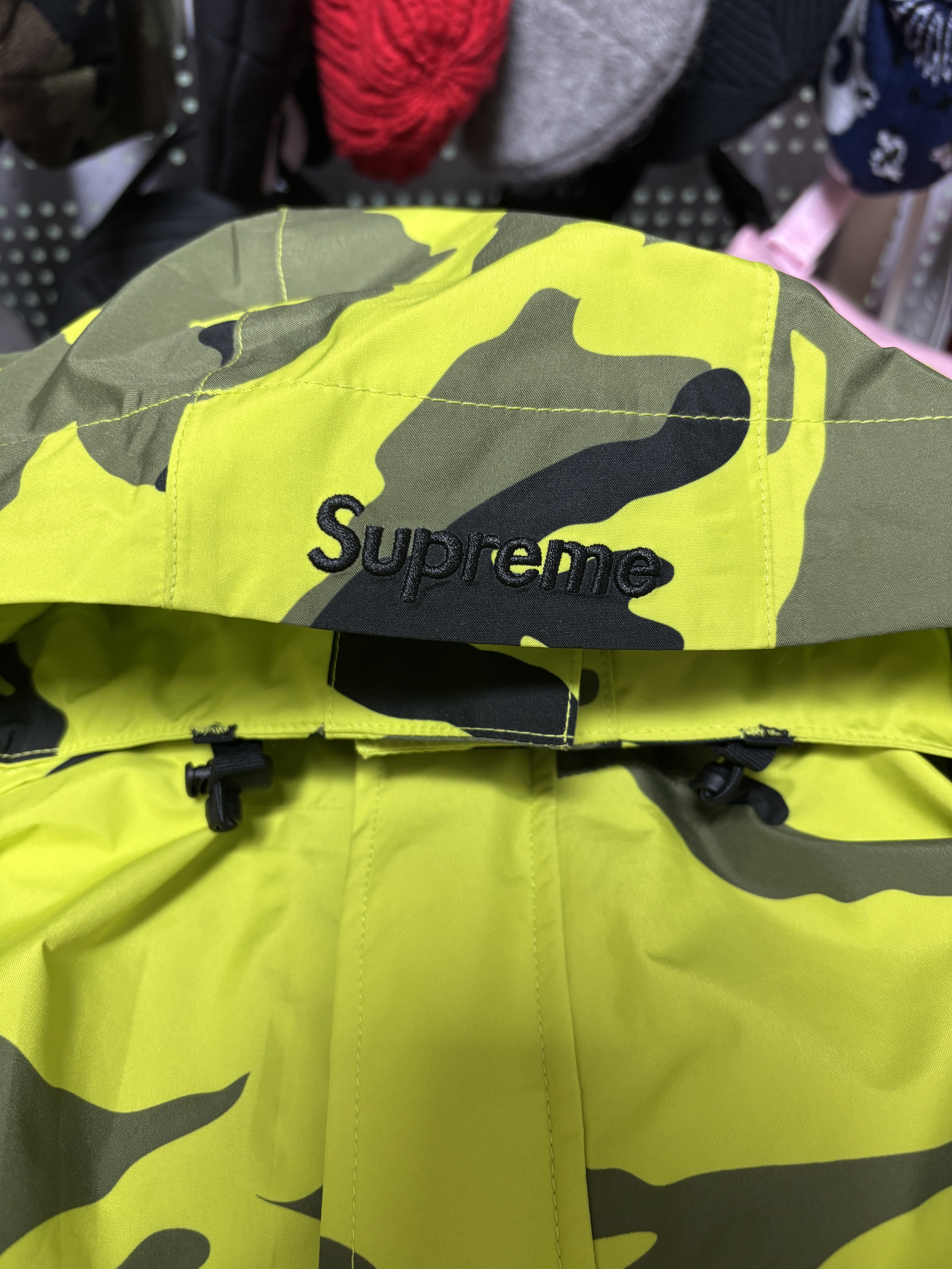 Supreme 2-in-1 Gore-Tex Shell + Quilted Liner Vest Fluorescent Camo - 25SS, Supreme 2-in-1 Gore-Tex Shell + Quilted Liner Vest Black - 25SS 착용 스타일 - 3