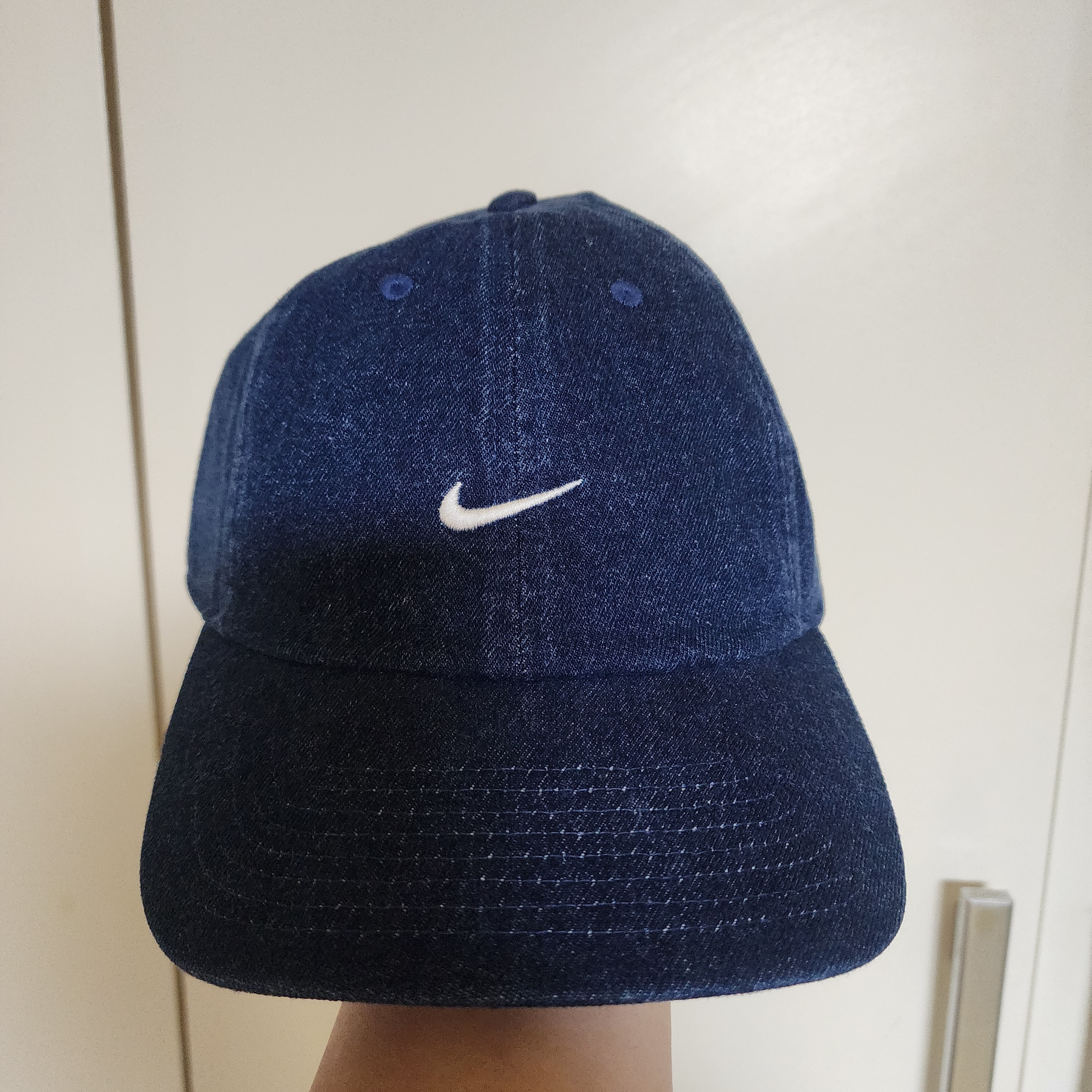 Nike Club Unstructured Denim Cap College Navy White 착용 스타일 - 2