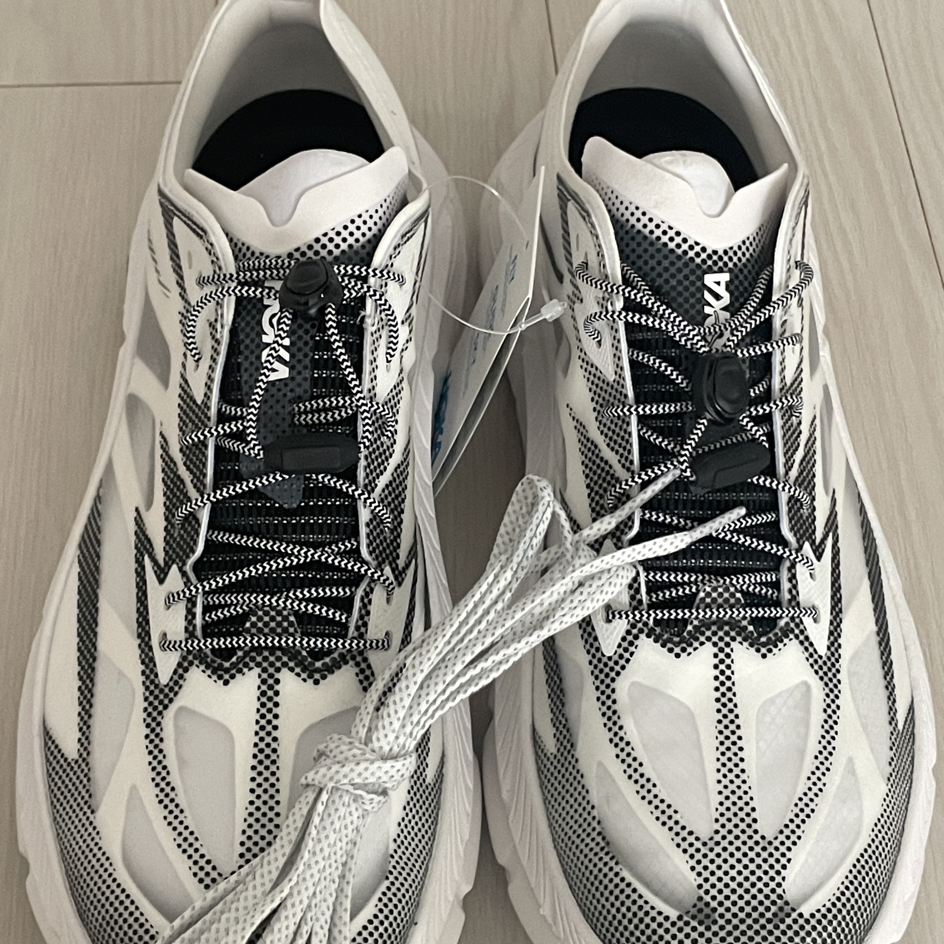 Hoka Mafate Speed 4 Lite White Black 착용 스타일 - 2