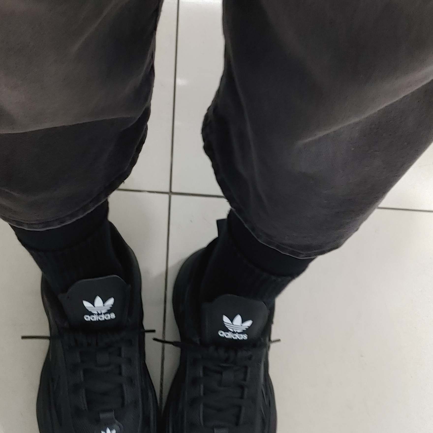 (W) Adidas Ozgaia Core Black 착용 스타일