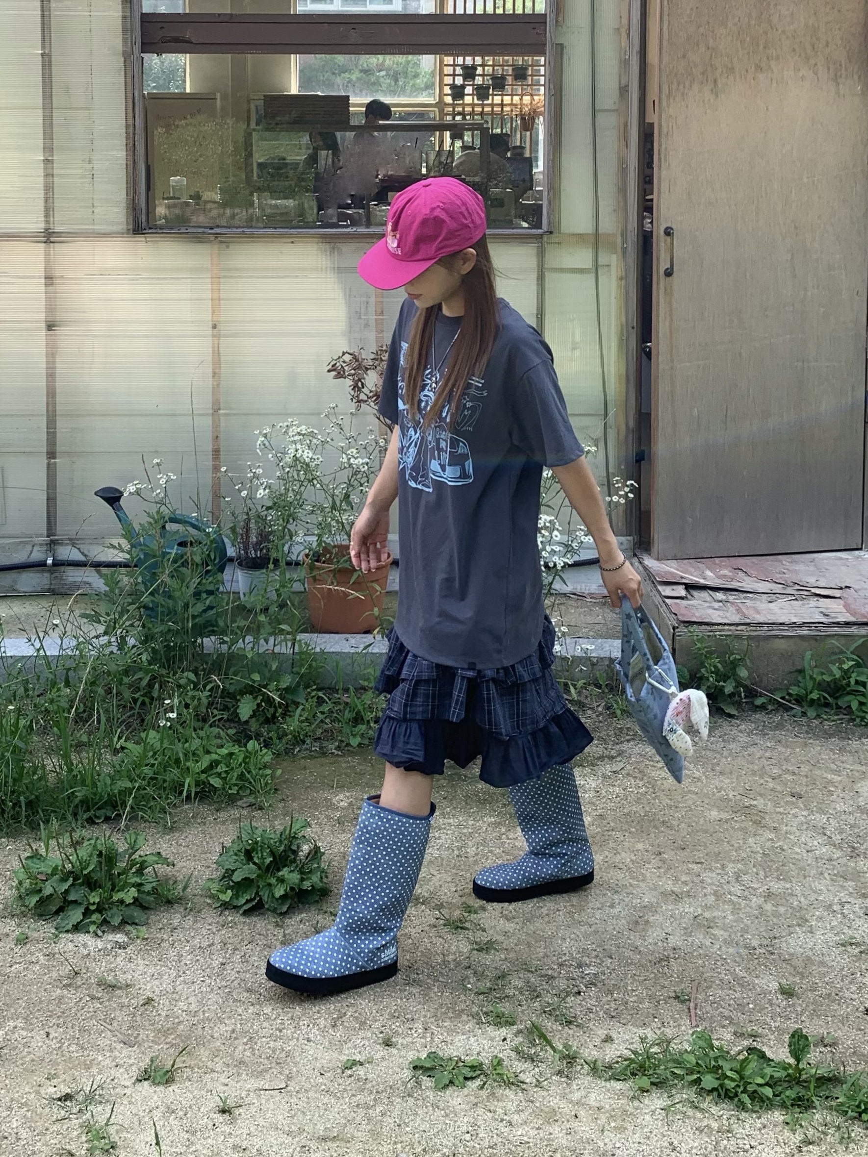 [KREAM 단독] Safarispot Basic Safari Dots Rain Boot Indigo, COYSEIO Milky Star Tote Bag Sky Blue 착용 스타일