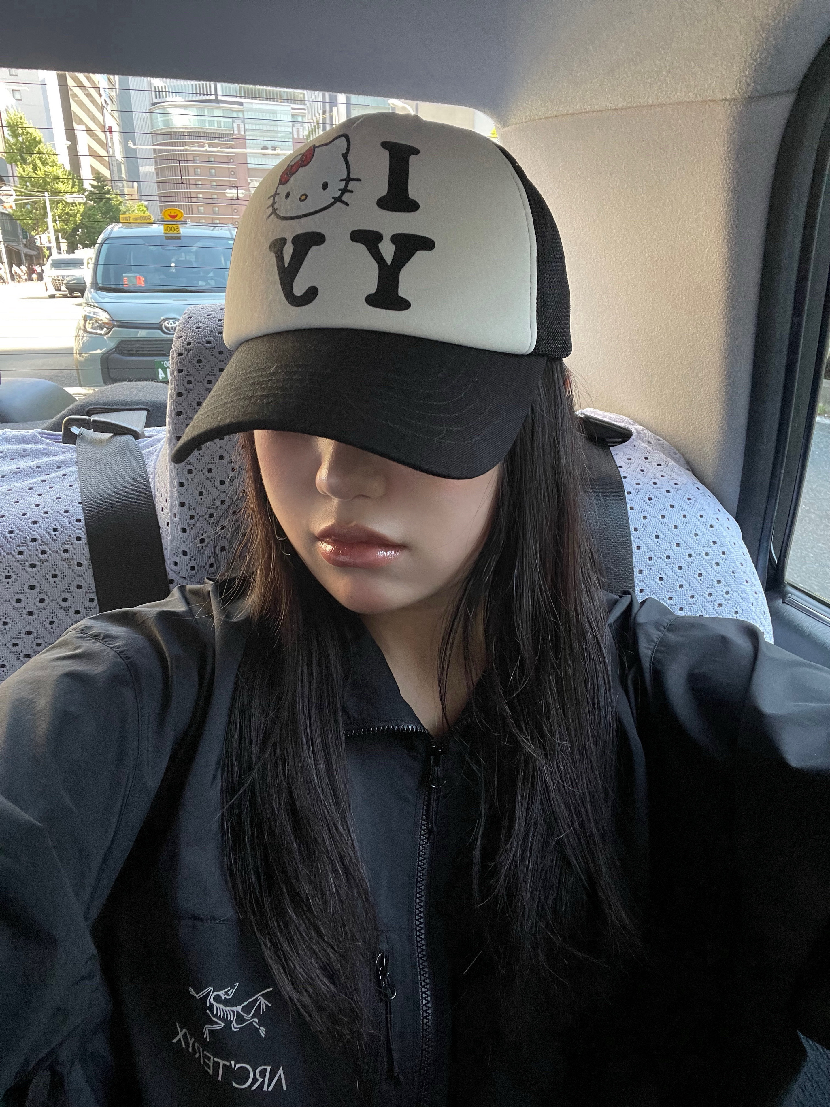 Open Yy x Hello Kitty Trucker Cap Black, Arc'teryx Squamish Hoody Black 착용 스타일 - 2