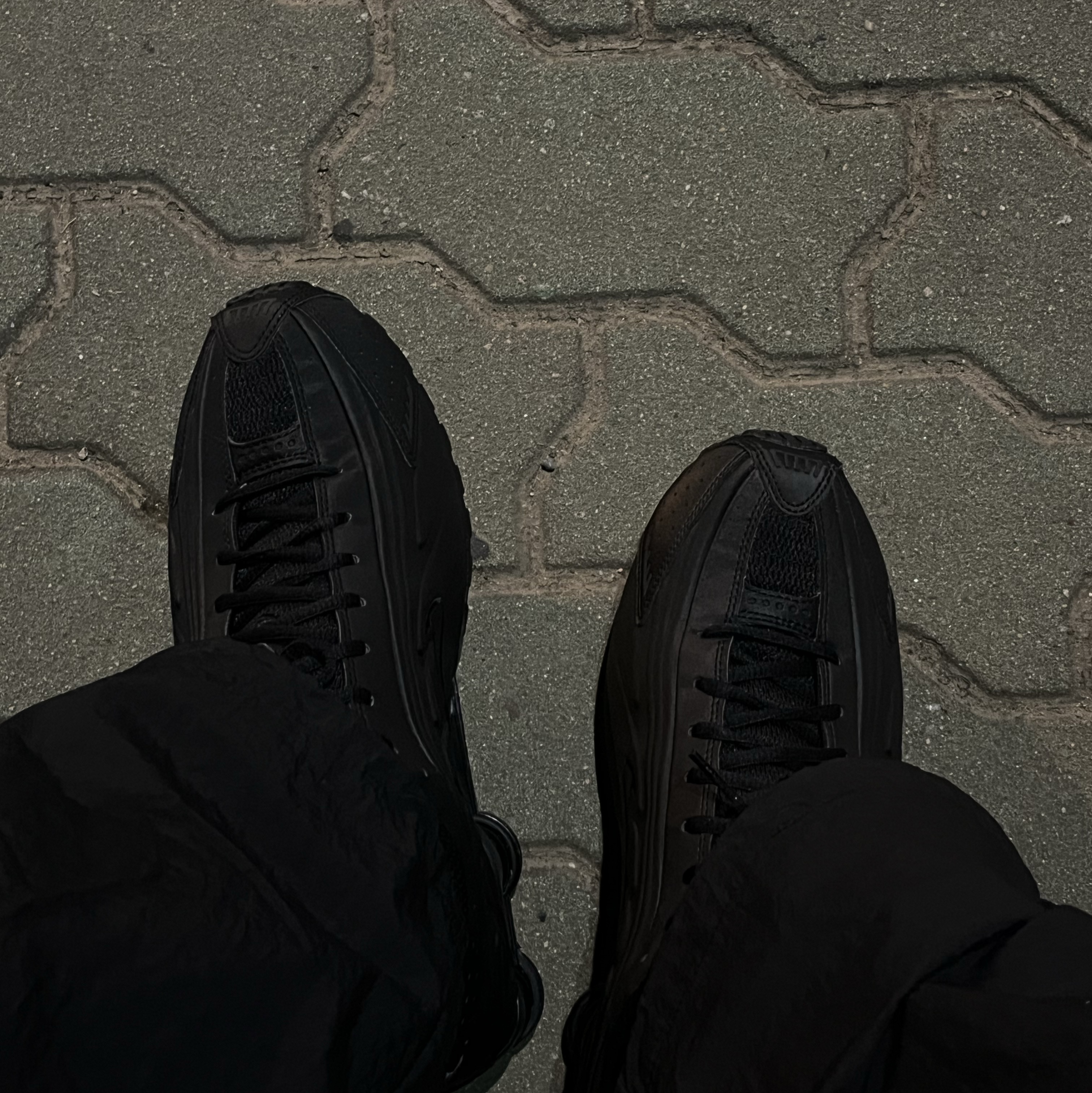 (W) Nike Shox R4 Black 착용 스타일 - 1