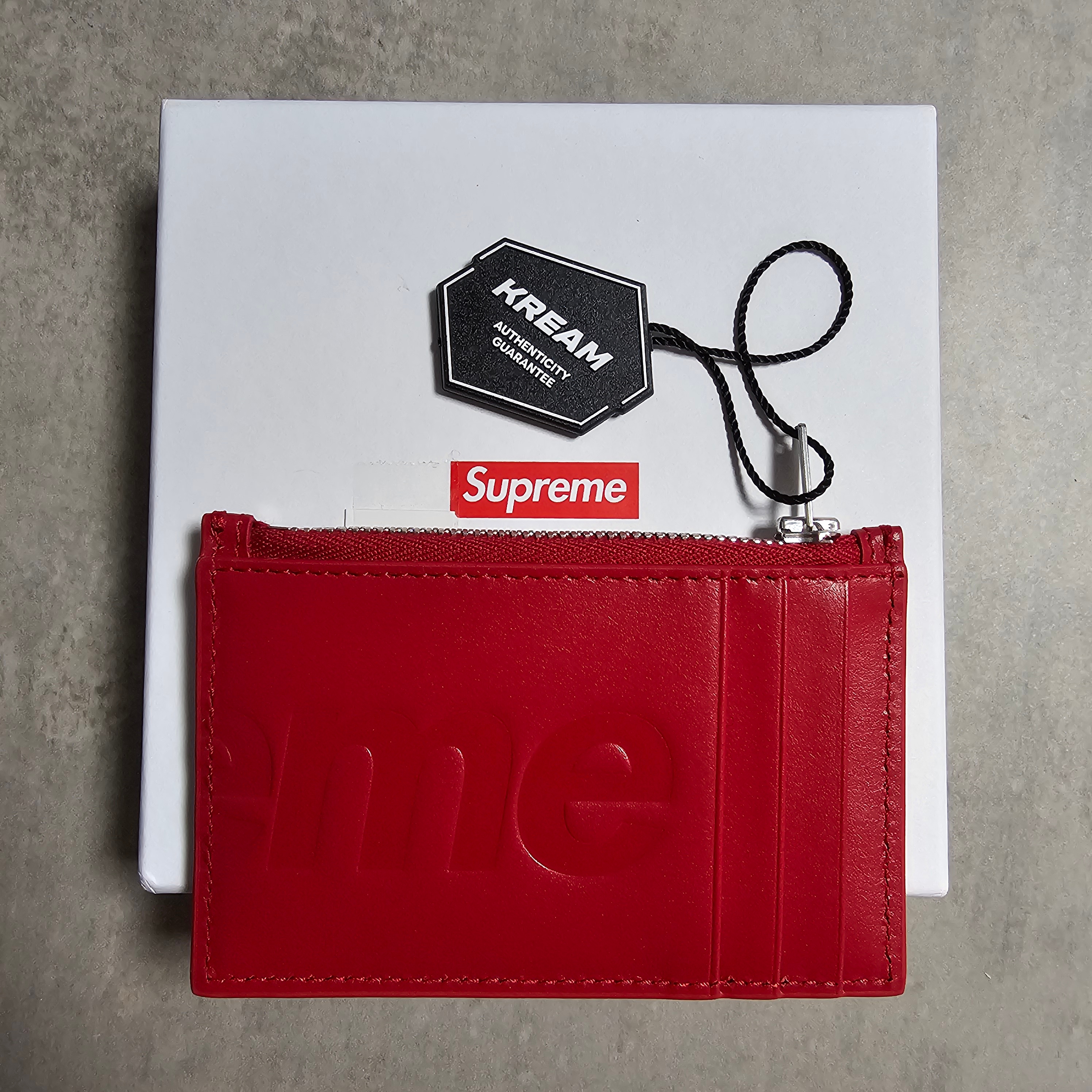Supreme Leather Zip Card Holder Red 착용 스타일 - 3