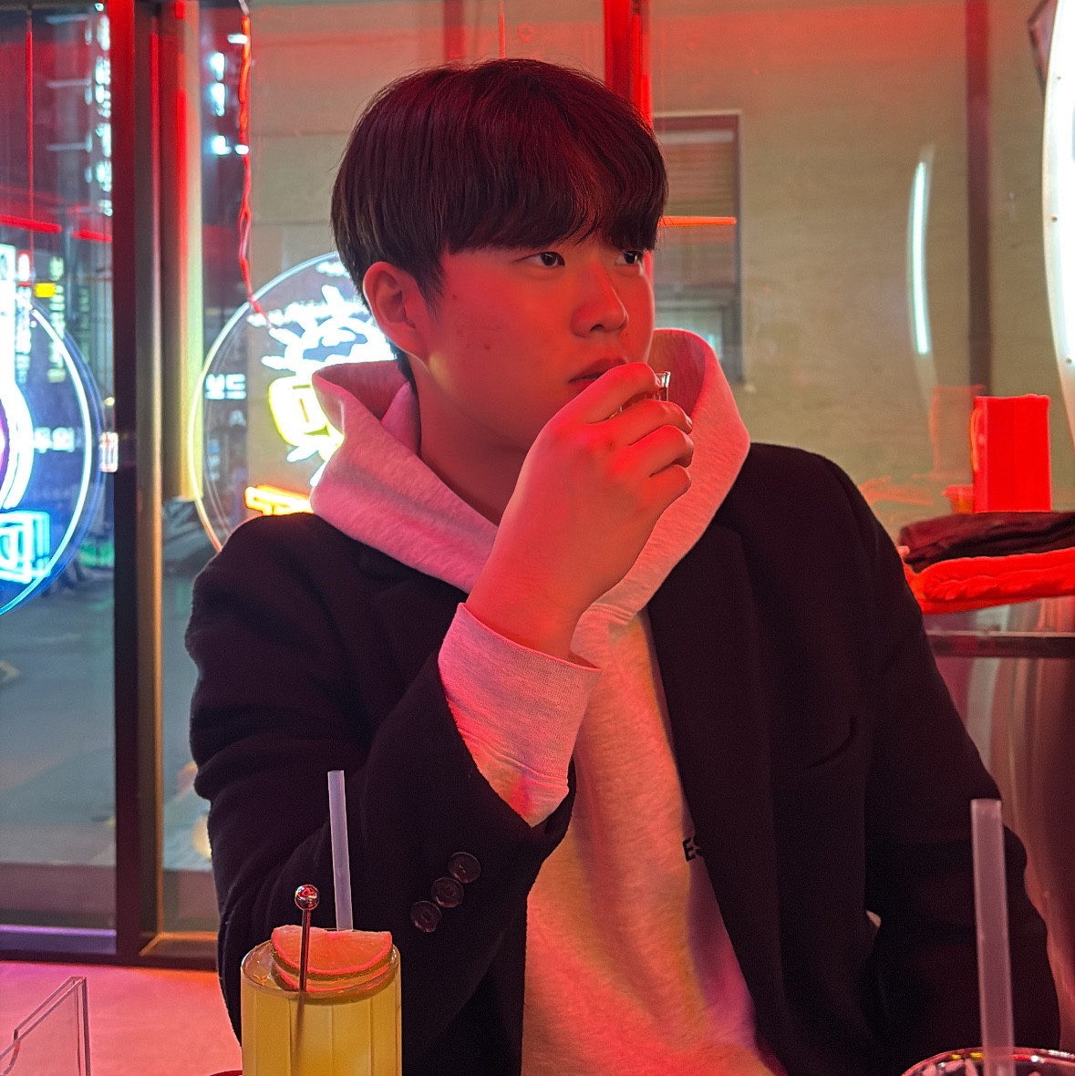 Essentials The Core Collection Hoodie Light Oatmeal 착용 스타일