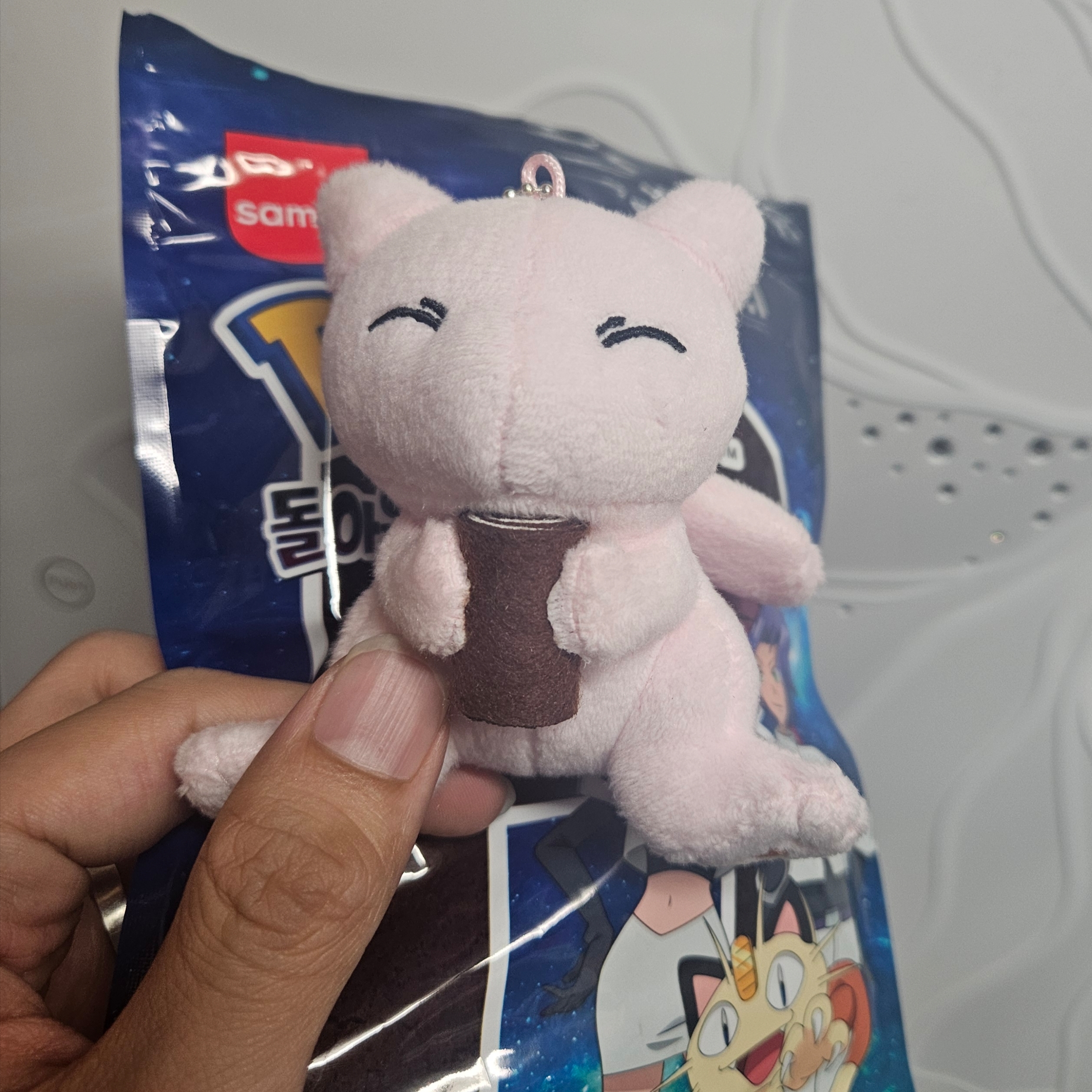 Pokemon Bread Random Doll Keyring & Random Acrylic Charm (1 Blind Pack) 착용 스타일