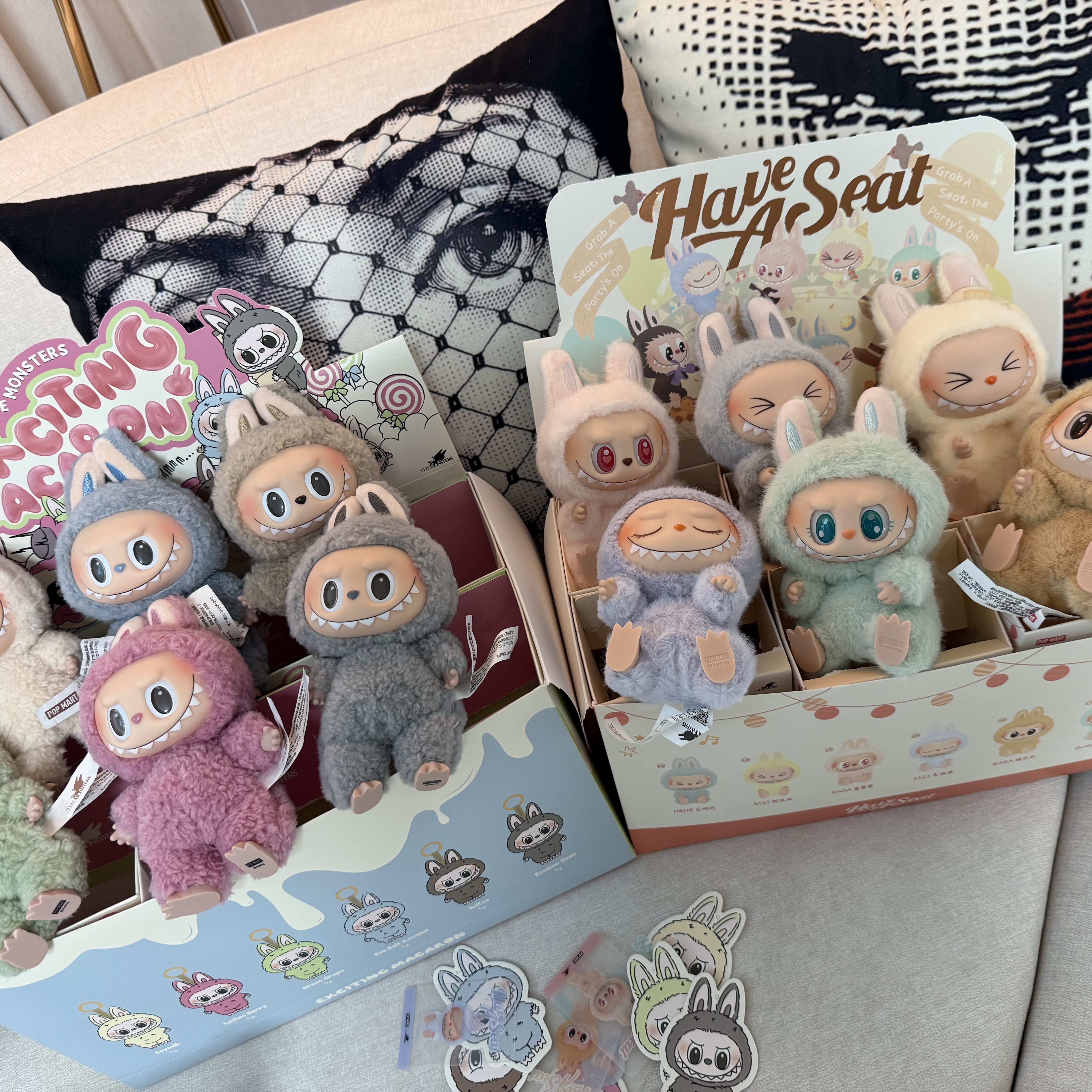 Pop Mart Labubu Let's Play Together Doll Series Sealed Case (6 Blind Boxes), Pop Mart The Monsters Labubu Tasty Macarons Series Sealed Case (6 Blind Boxes) 착용 스타일 - 1