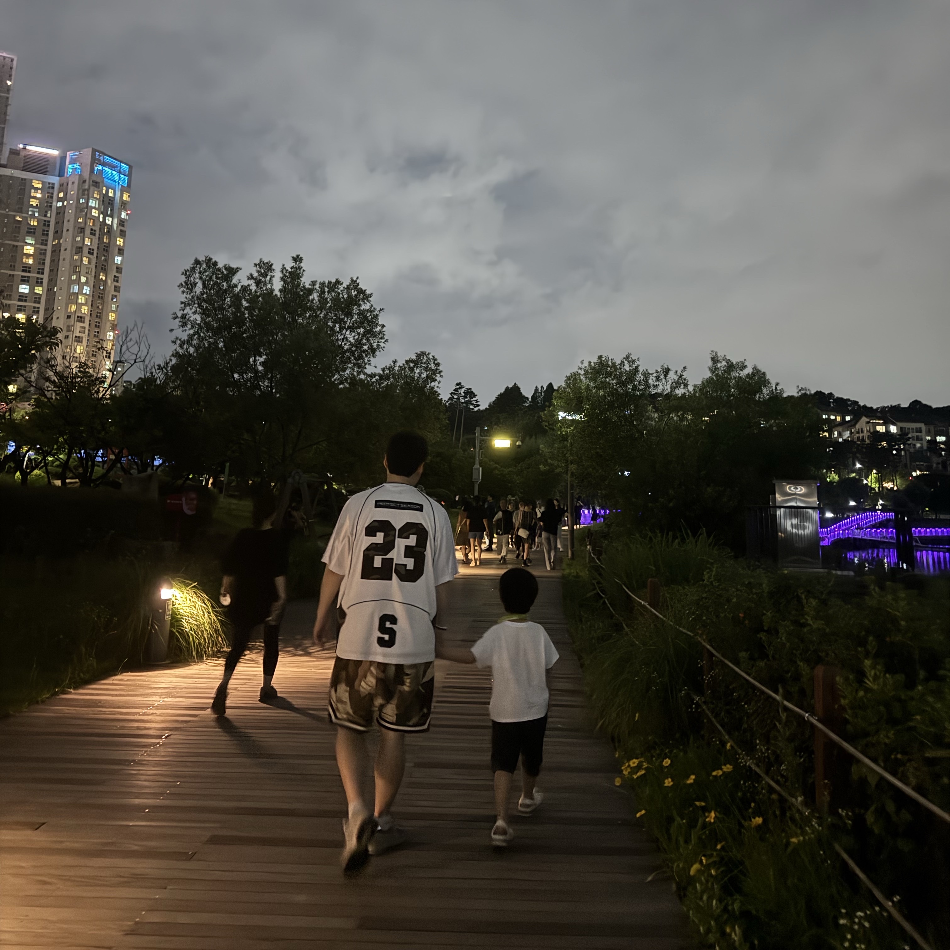 Supreme Perfect Season Football Jersey White - 23SS, New Balance 2002R Grey 착용 스타일 - 2