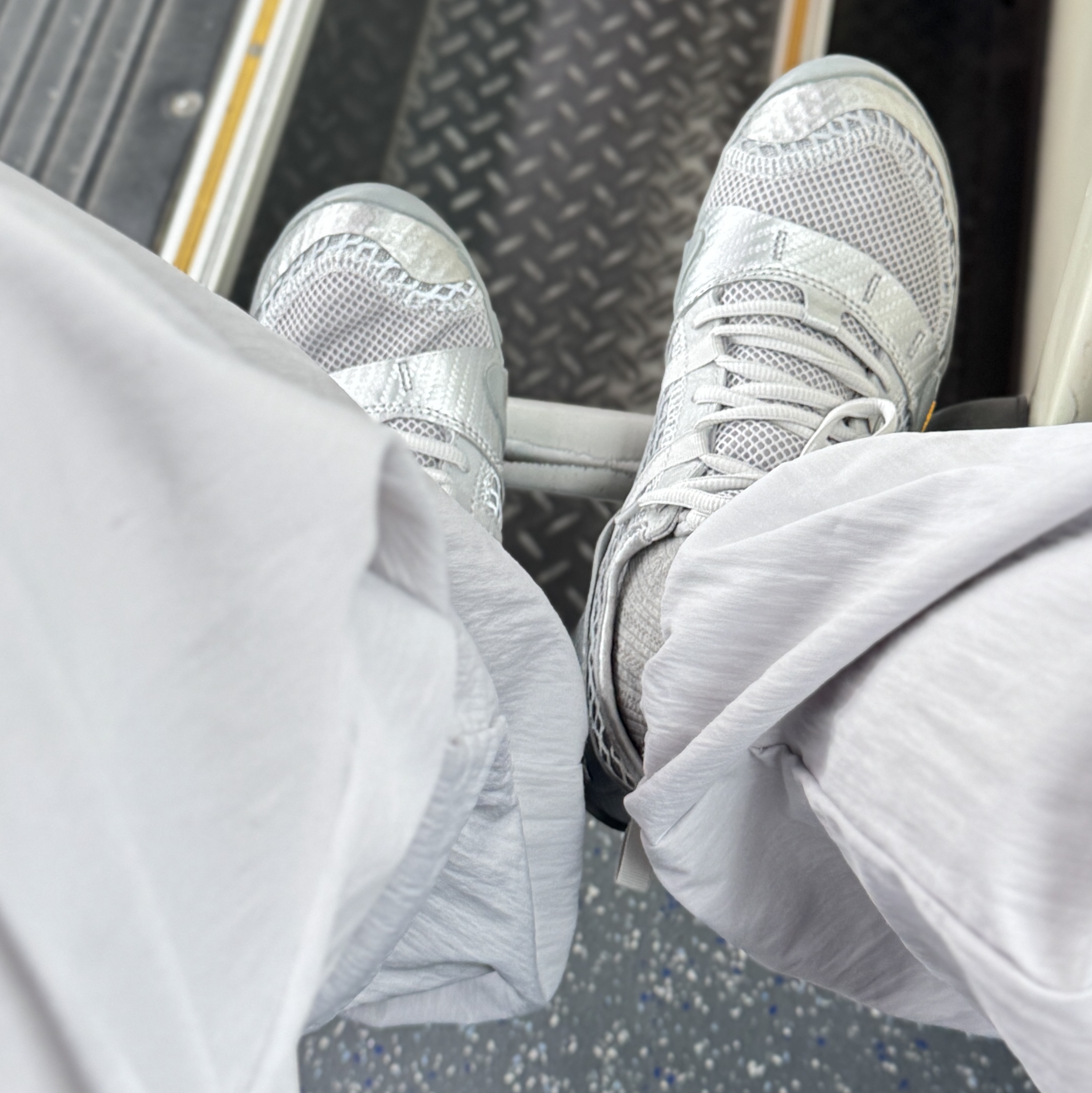 New Balance Minimus MT10O Slate Grey Silver Metallic 착용 스타일