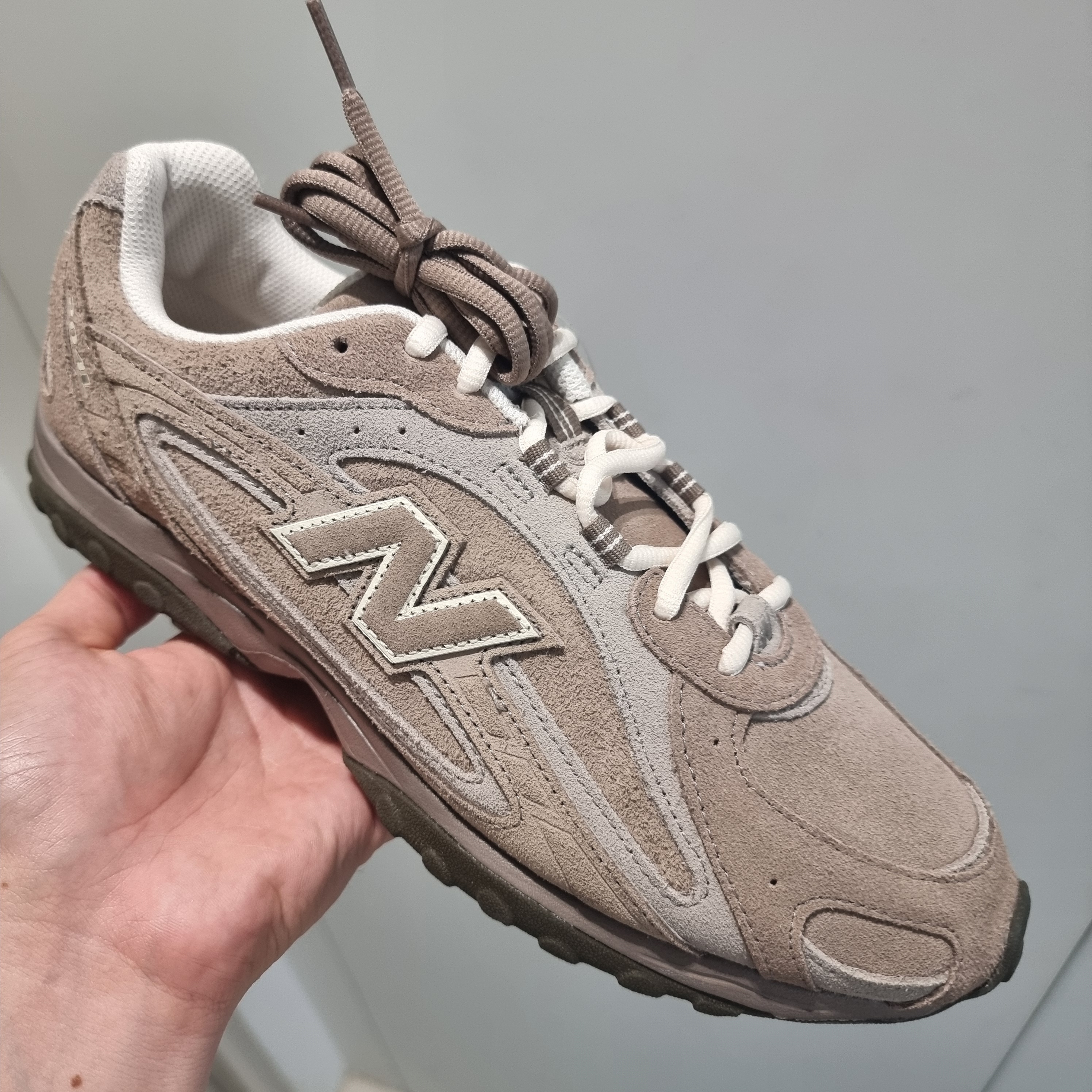New Balance 204L Suede Mushroom Arid Stone 착용 스타일 - 1