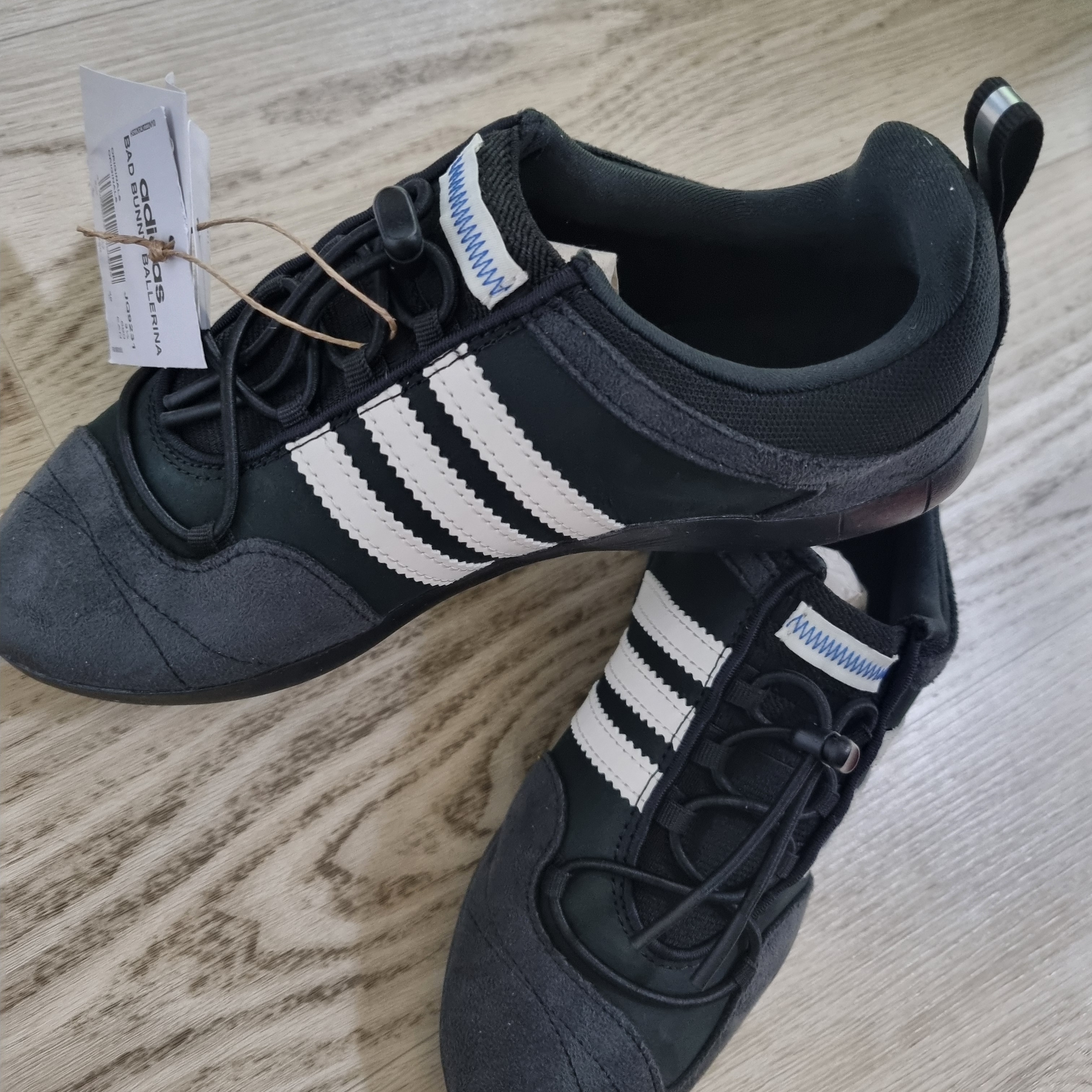 Adidas x Bad Bunny Ballerina Core Black Chalk White 착용 스타일 - 2