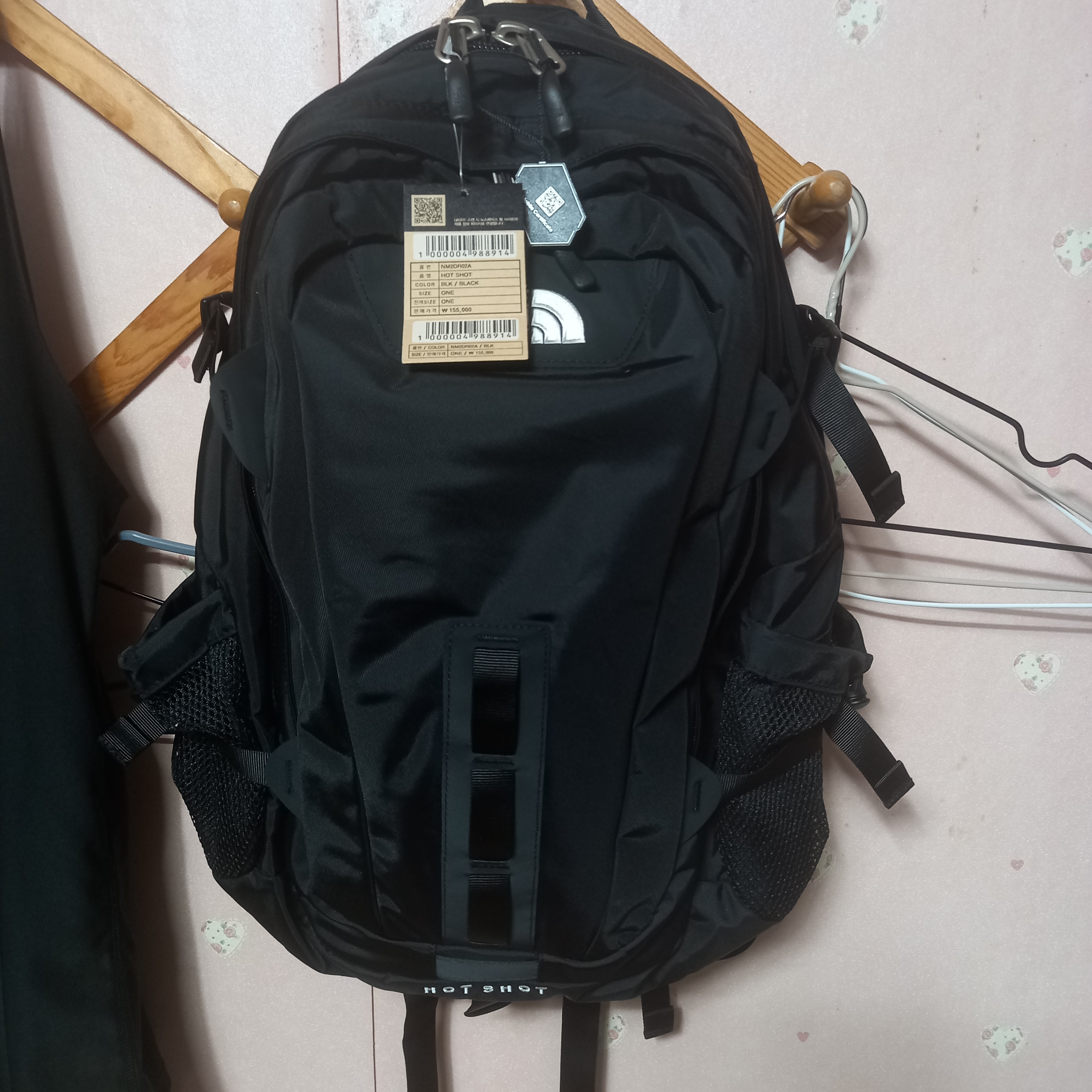 The North Face Hot Shot Black 착용 스타일