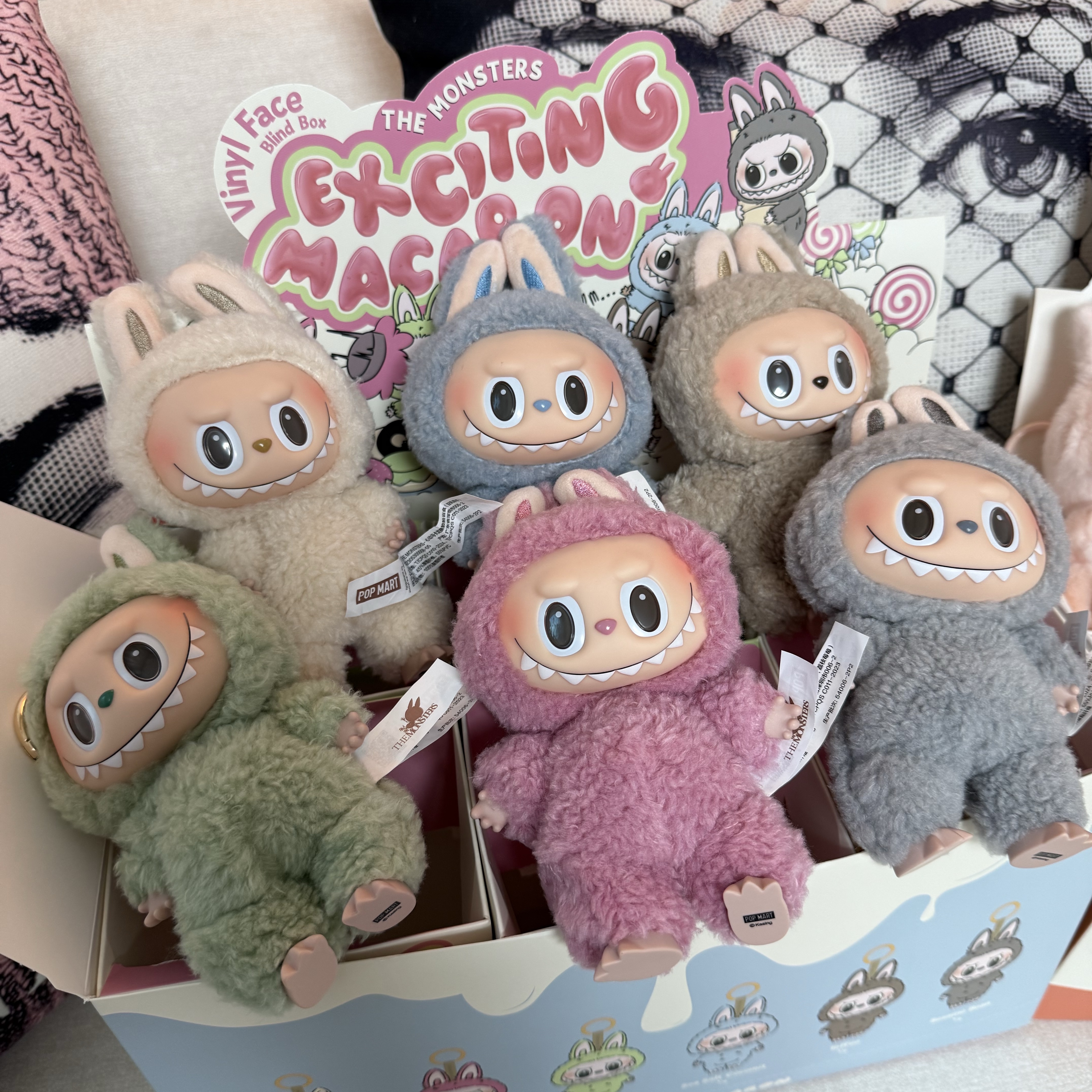 Pop Mart Labubu Let's Play Together Doll Series Sealed Case (6 Blind Boxes), Pop Mart The Monsters Labubu Tasty Macarons Series Sealed Case (6 Blind Boxes) 착용 스타일 - 3