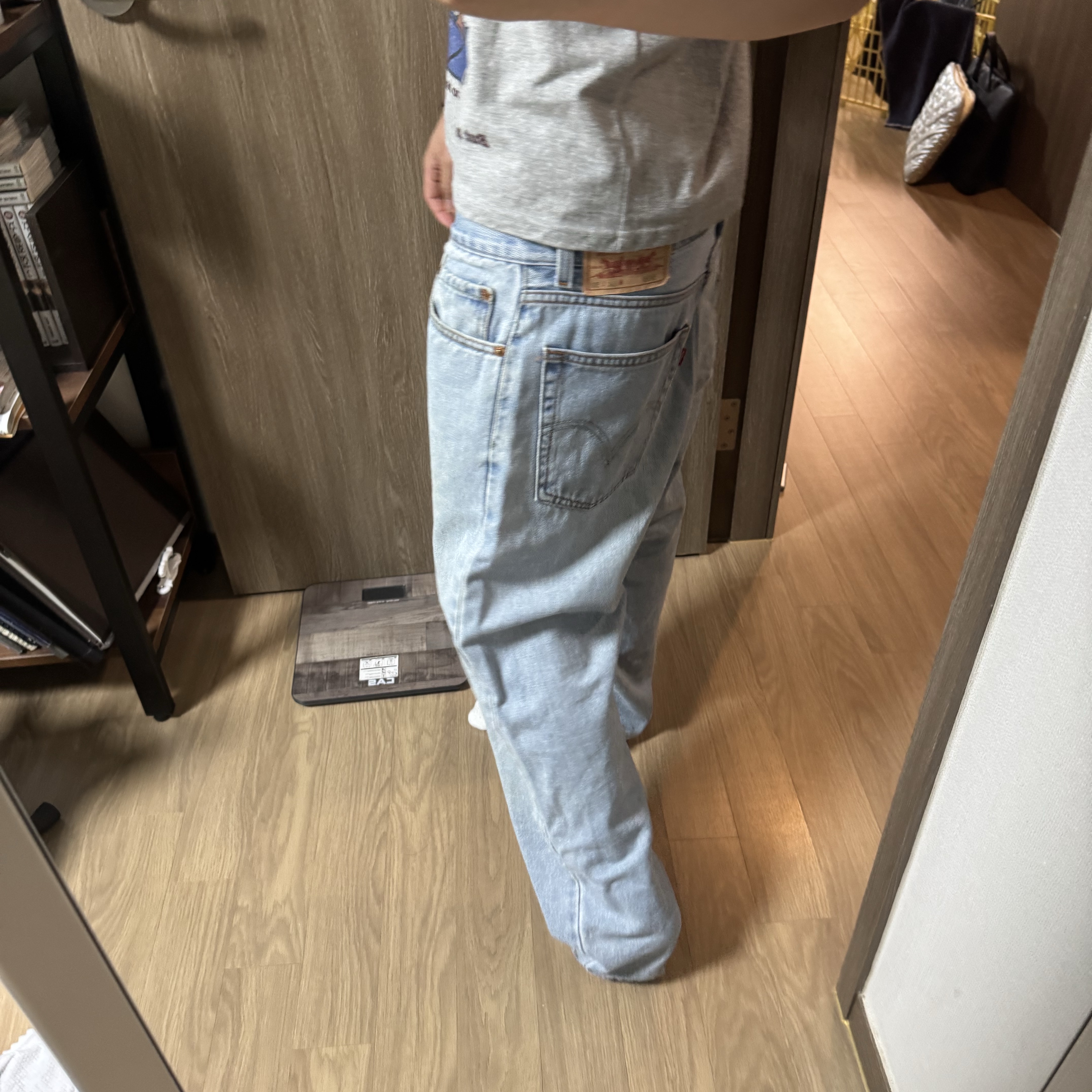 Levi's 505 Regular Fit Jeans Light Indigo 착용 스타일 - 2