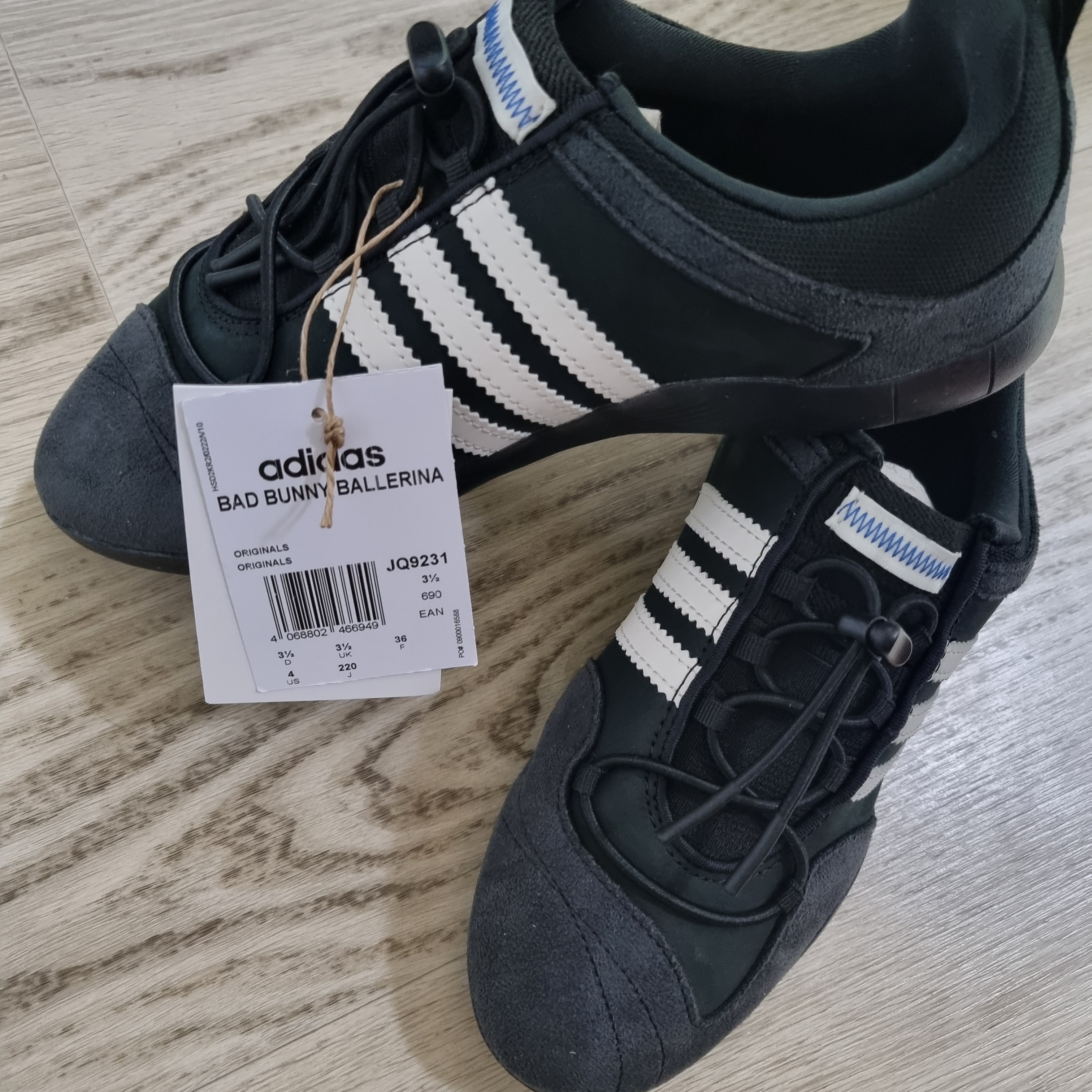 Adidas x Bad Bunny Ballerina Core Black Chalk White 착용 스타일 - 1