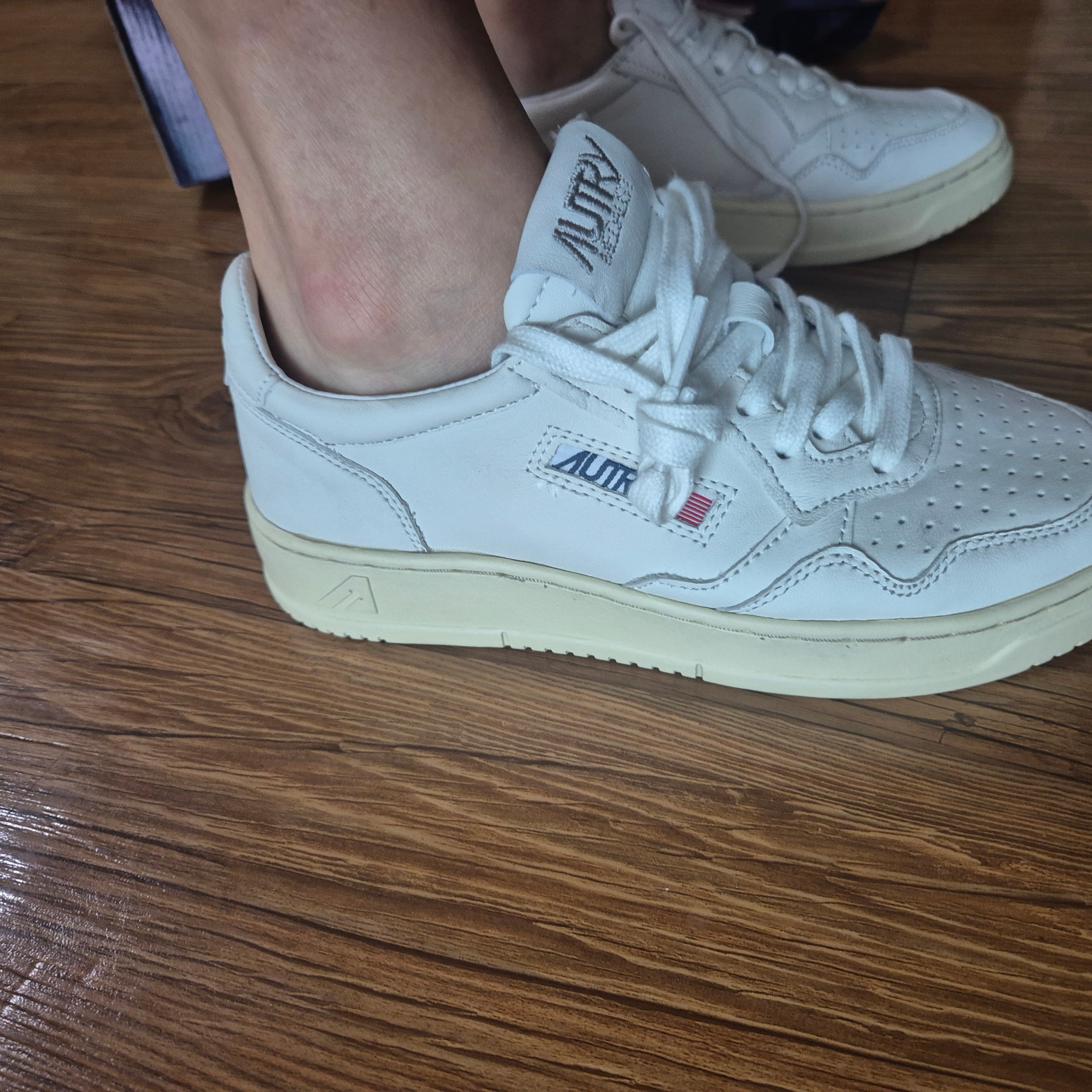 (W) Autry Medalist Low Goatskin Sneakers White 착용 스타일 - 5