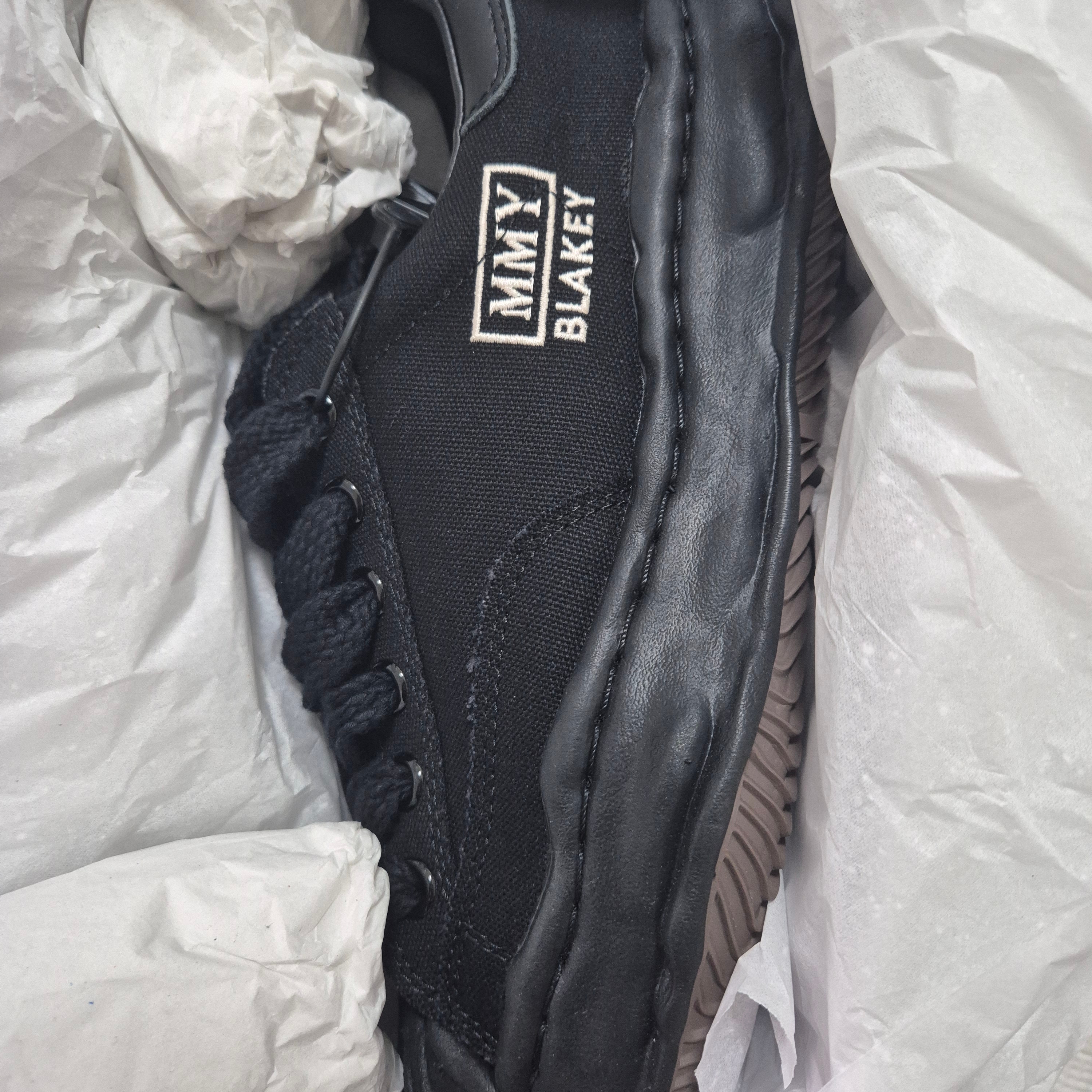 Maison Mihara Yasuhiro Blakey OG Sole Canvas Low-top Sneakers Black Black 착용 스타일 - 2