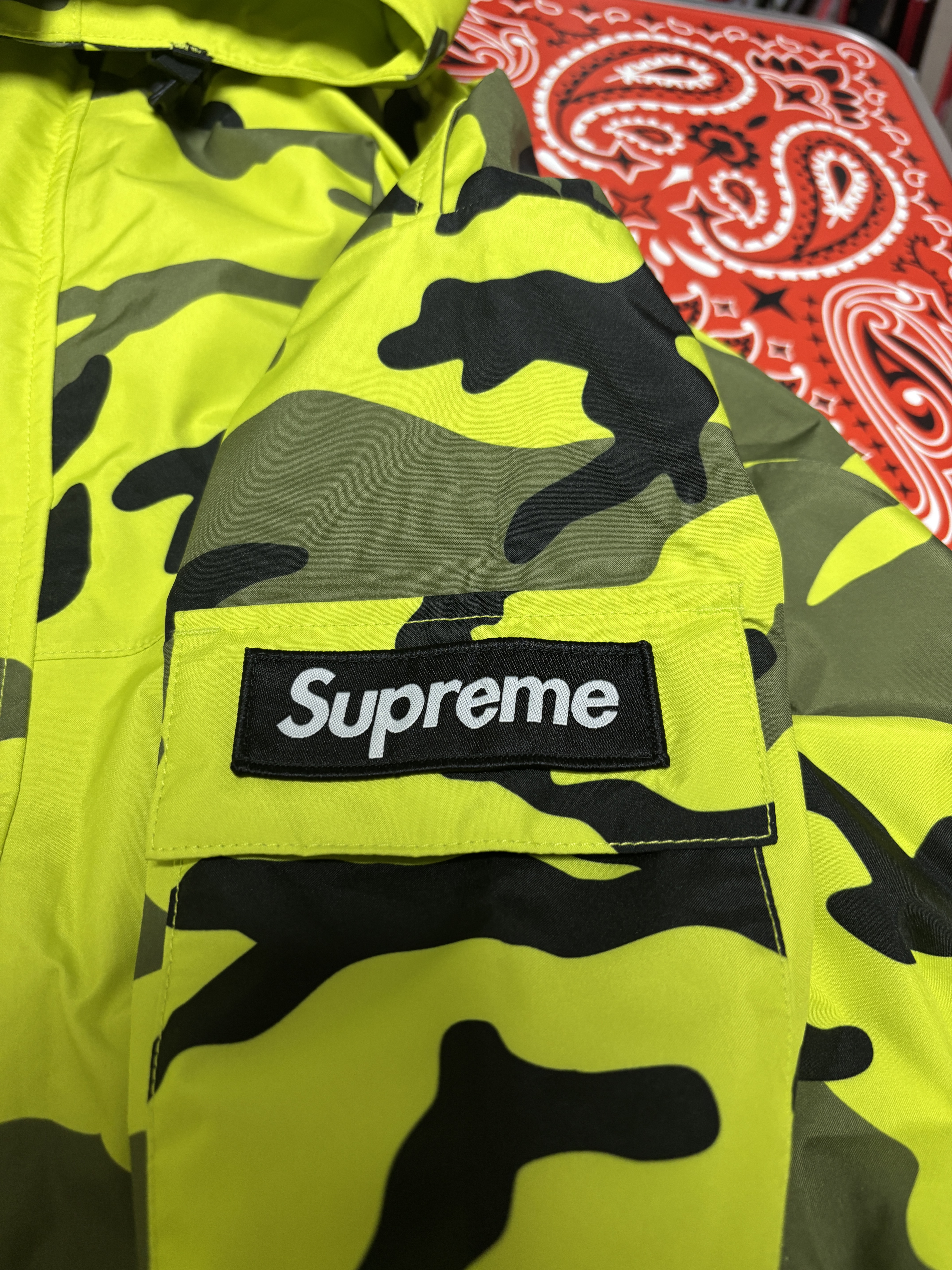 Supreme 2-in-1 Gore-Tex Shell + Quilted Liner Vest Fluorescent Camo - 25SS, Supreme 2-in-1 Gore-Tex Shell + Quilted Liner Vest Black - 25SS 착용 스타일 - 1