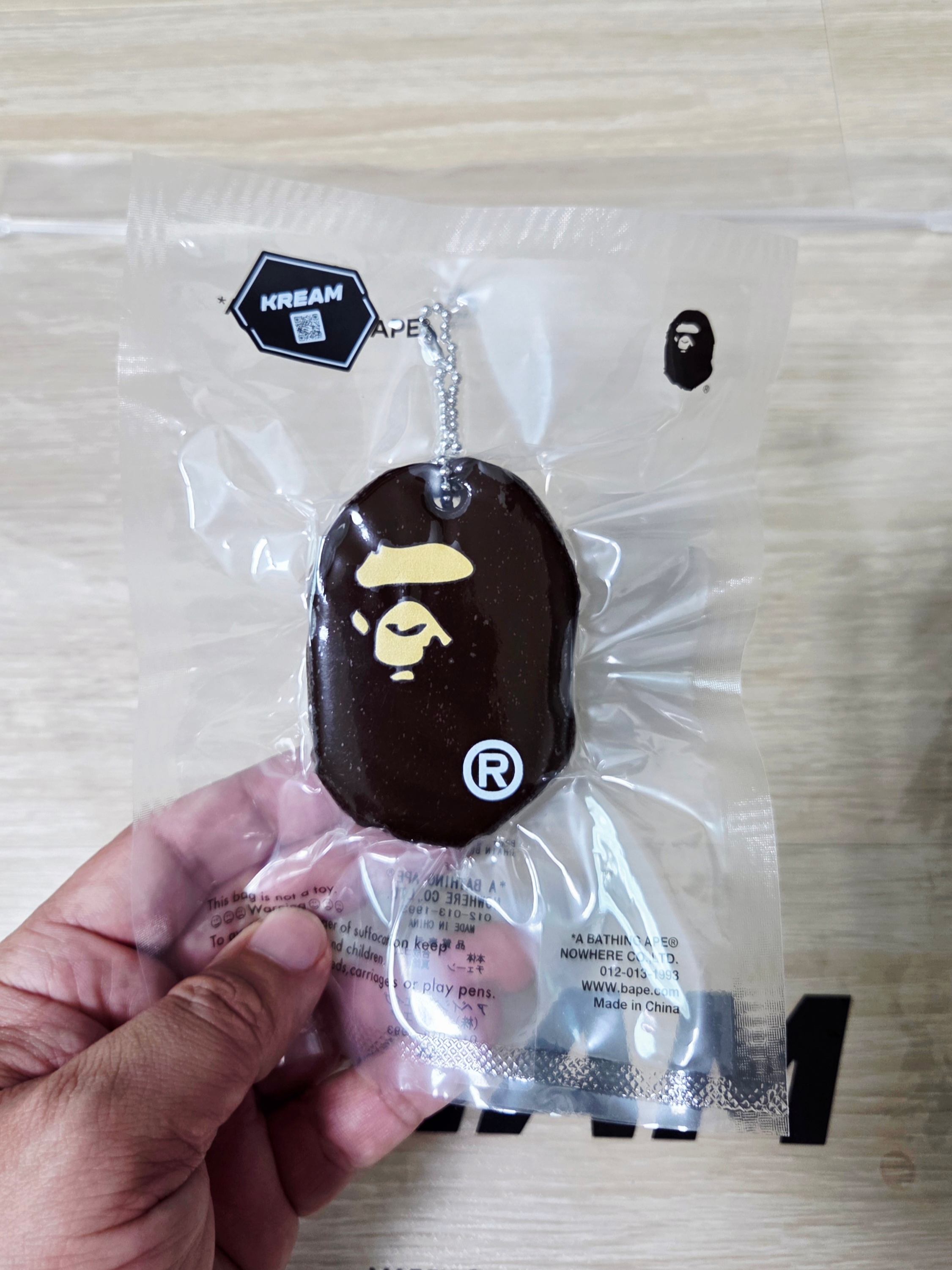 BAPE Ape Head Keychain (Synthetic Rubber) 착용 스타일 - 3